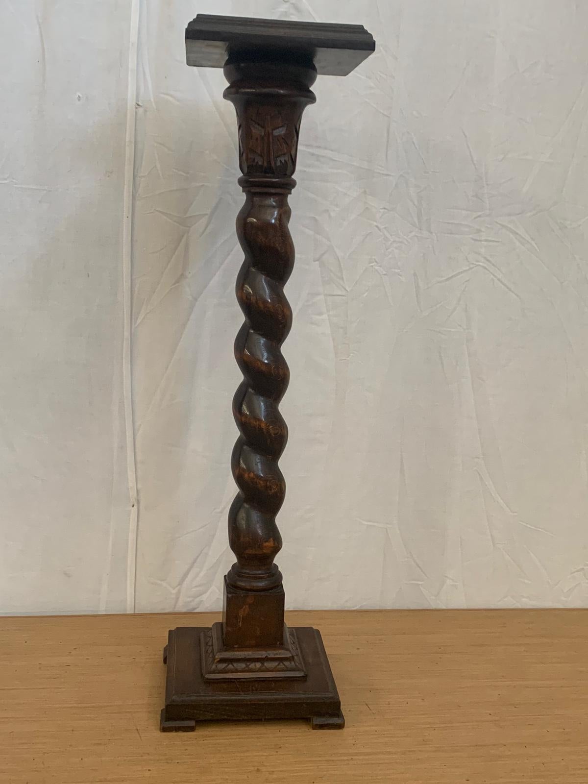 19th century Twisting pedestal table.
Packaging with bubble wrap and cardboard boxes is included. If the wooden packaging is needed (fumigated crates or boxes) for US and International Shipping, it's required a separate cost (will be quoted