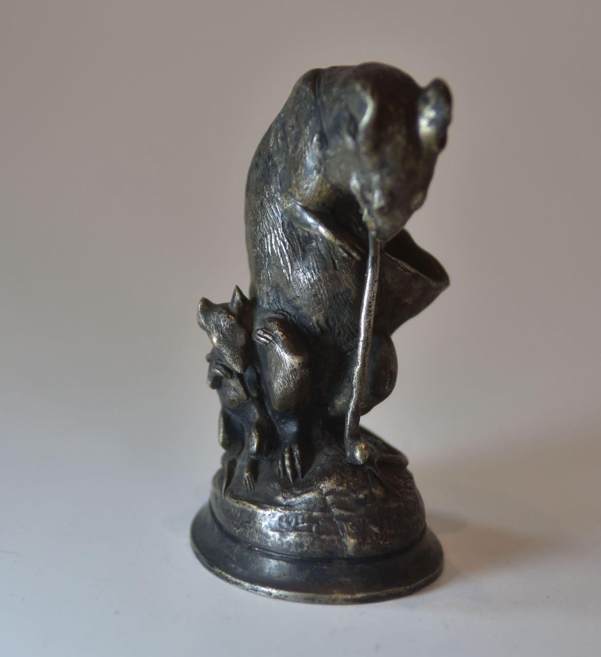Médaille en bronze patiné du 19e siècle signée par Alphonse Alexandre Arson. Deux rats noirs jouent au golf.