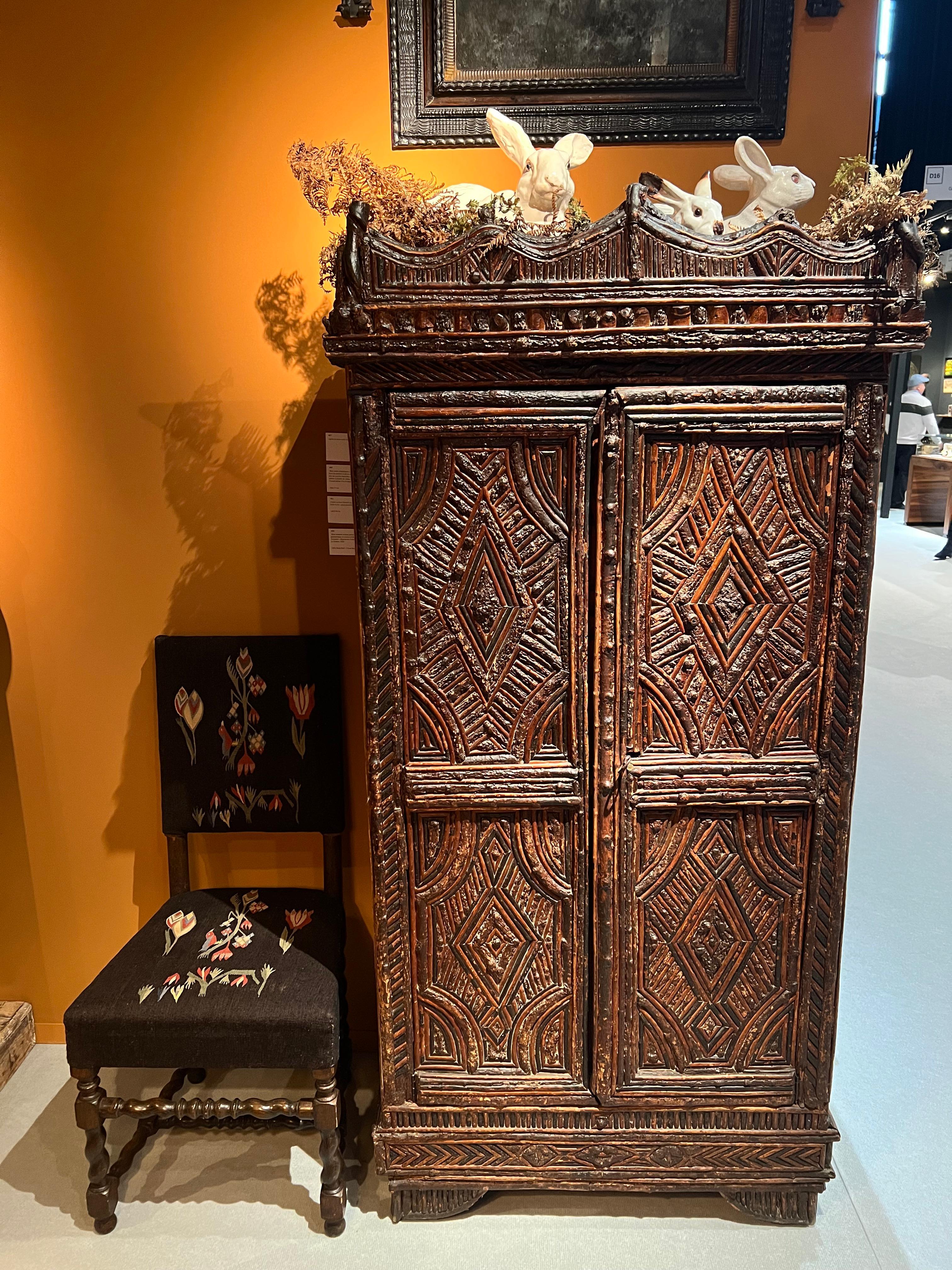 Ce rare meuble du XIXe siècle, originaire des Landes, dans le sud-ouest de la France, met en valeur le travail unique des brindilles et de l'écorce de noisetier dans un élégant motif géométrique. Ses dimensions compactes - 85 cm de largeur, 46 cm de