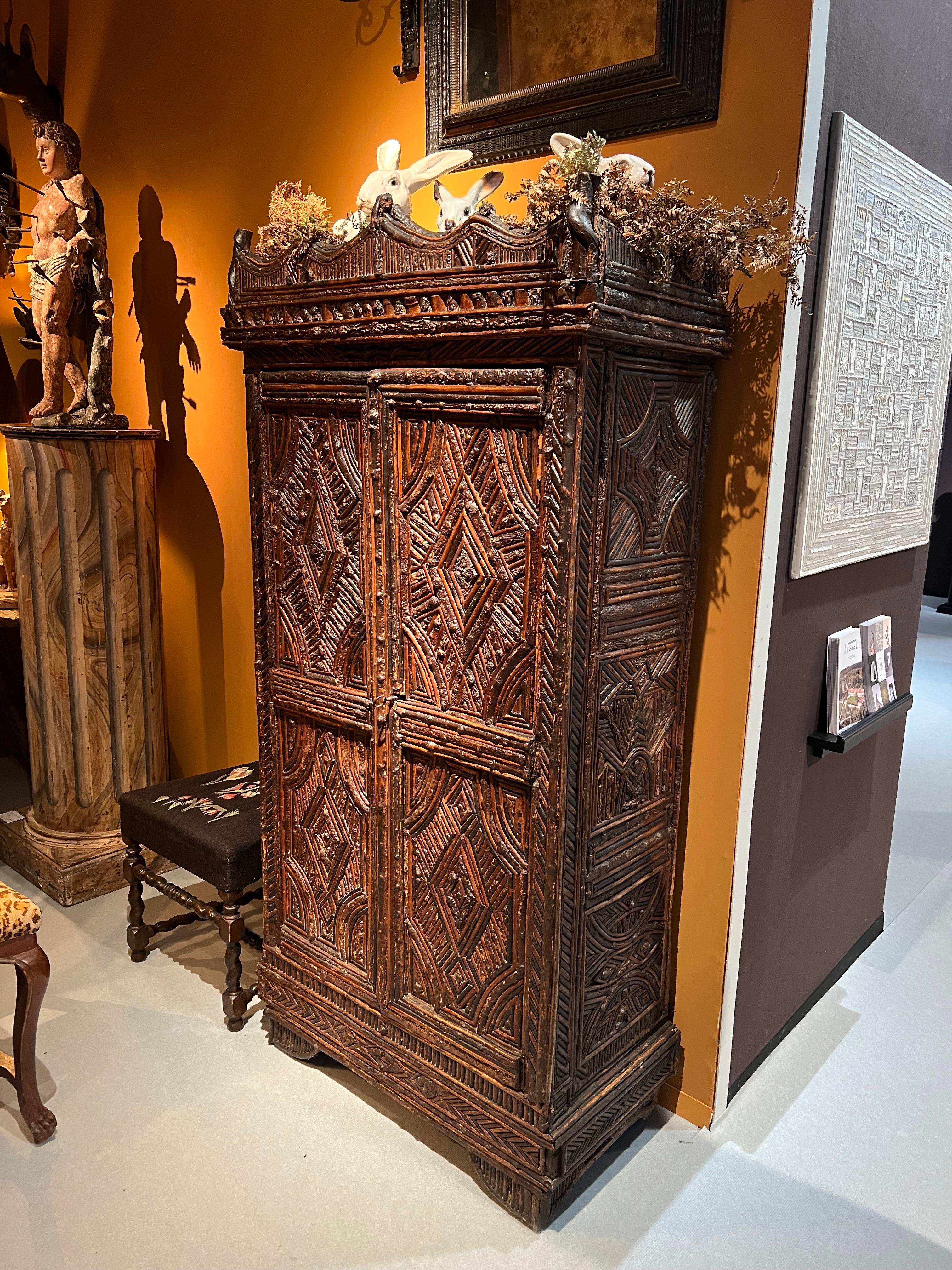 Artisanat Cabinet à deux portes du XIXe siècle à décor géométrique de rameaux de noisetier et d'écorce - Lande en vente