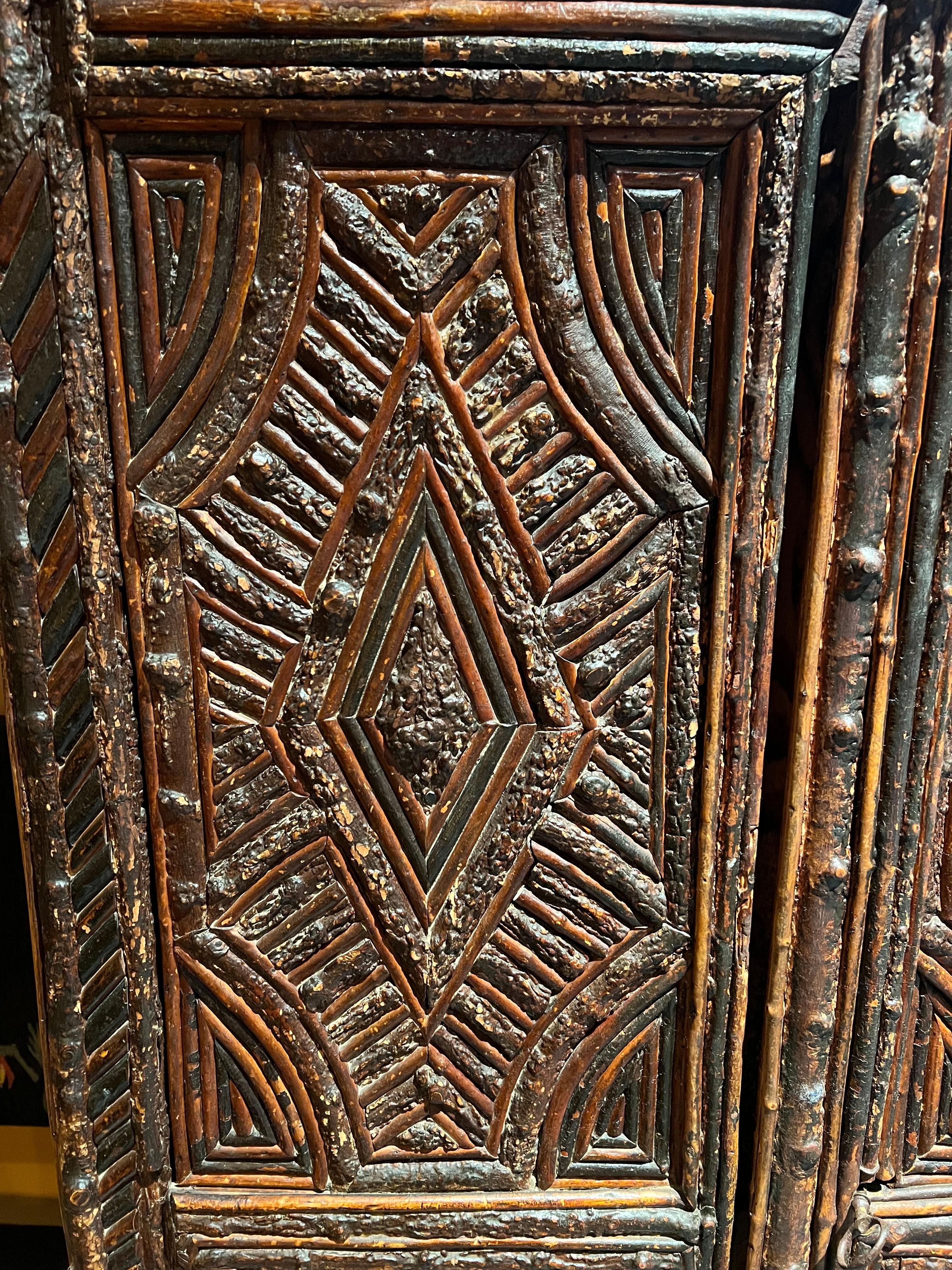 Fait main Cabinet à deux portes du XIXe siècle à décor géométrique de rameaux de noisetier et d'écorce - Lande en vente