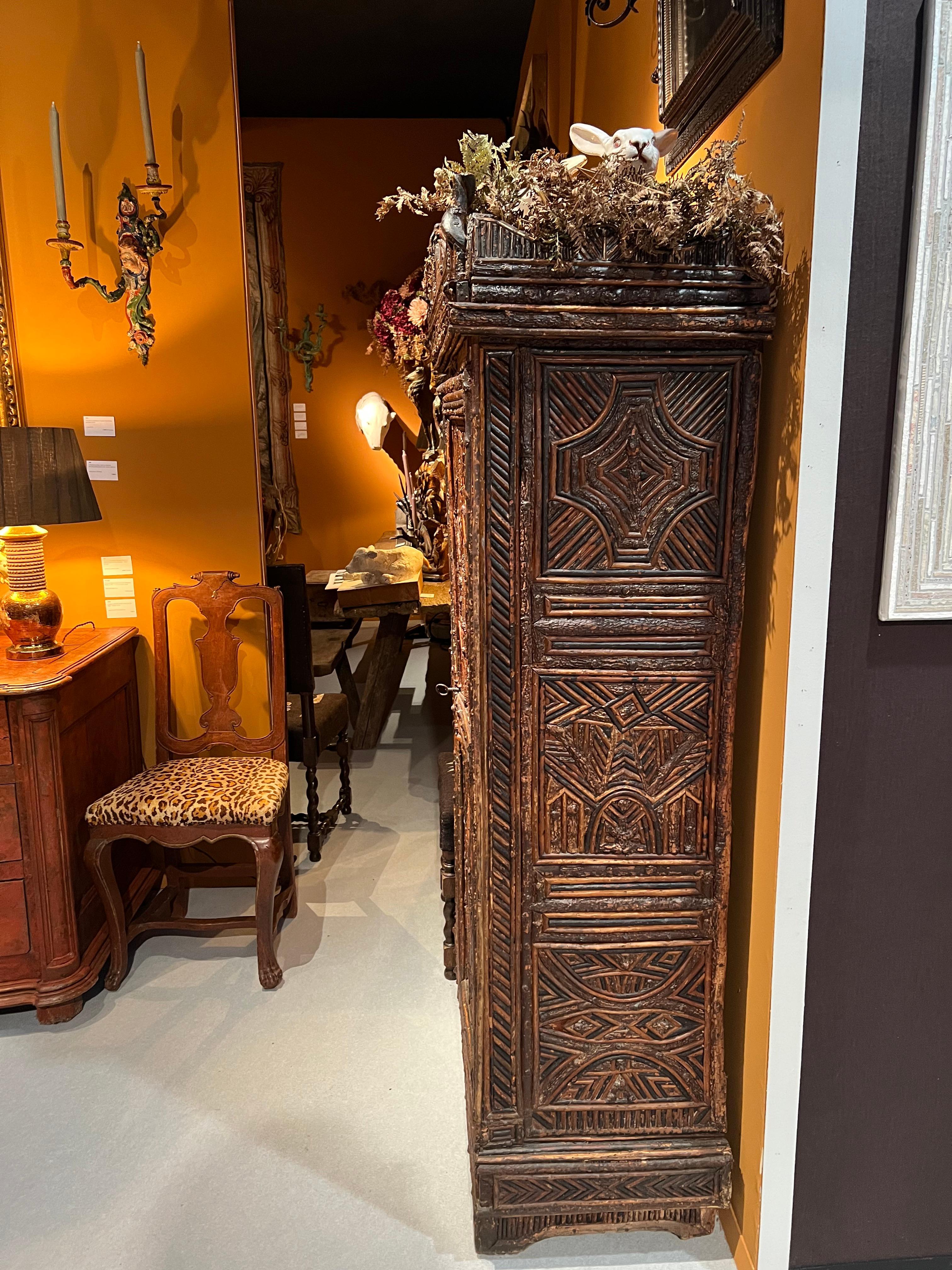 Cabinet à deux portes du XIXe siècle à décor géométrique de rameaux de noisetier et d'écorce - Lande Bon état - En vente à PARIS, FR
