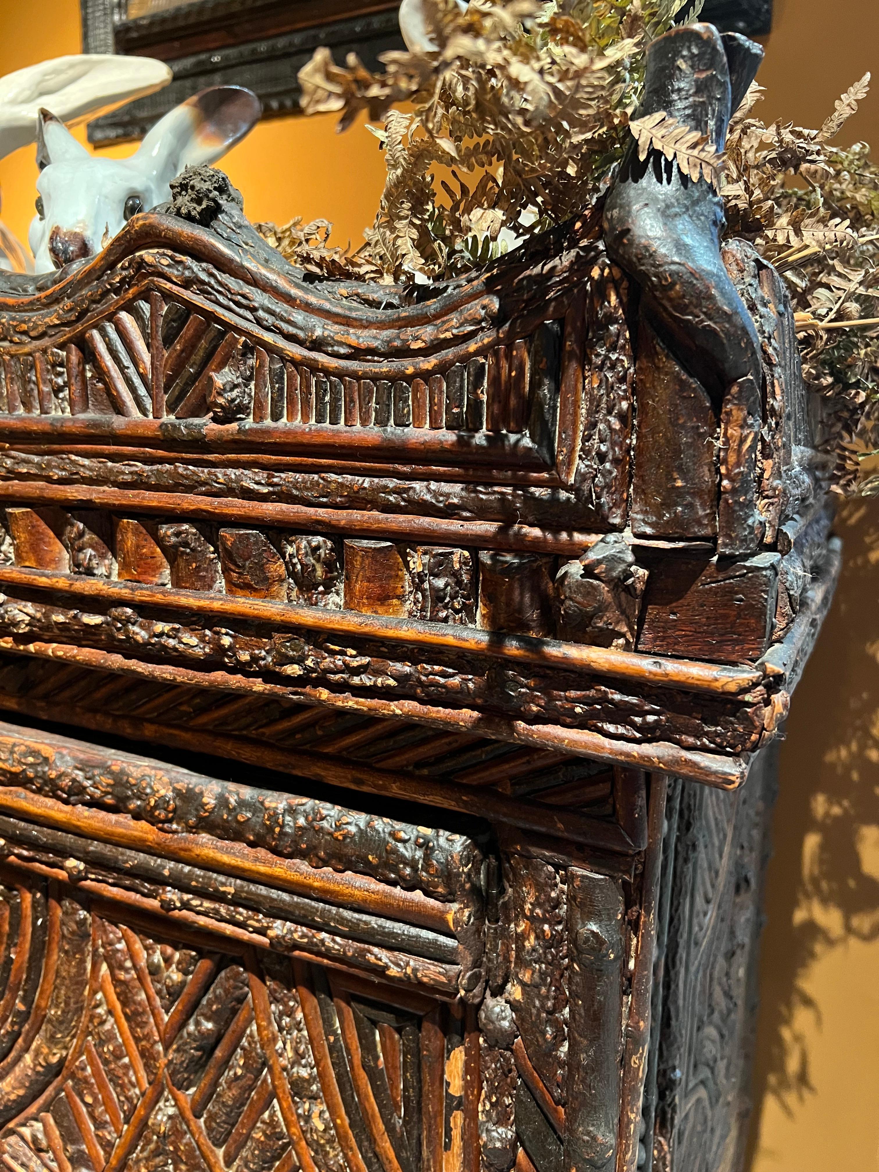 Brindilles Cabinet à deux portes du XIXe siècle à décor géométrique de rameaux de noisetier et d'écorce - Lande en vente