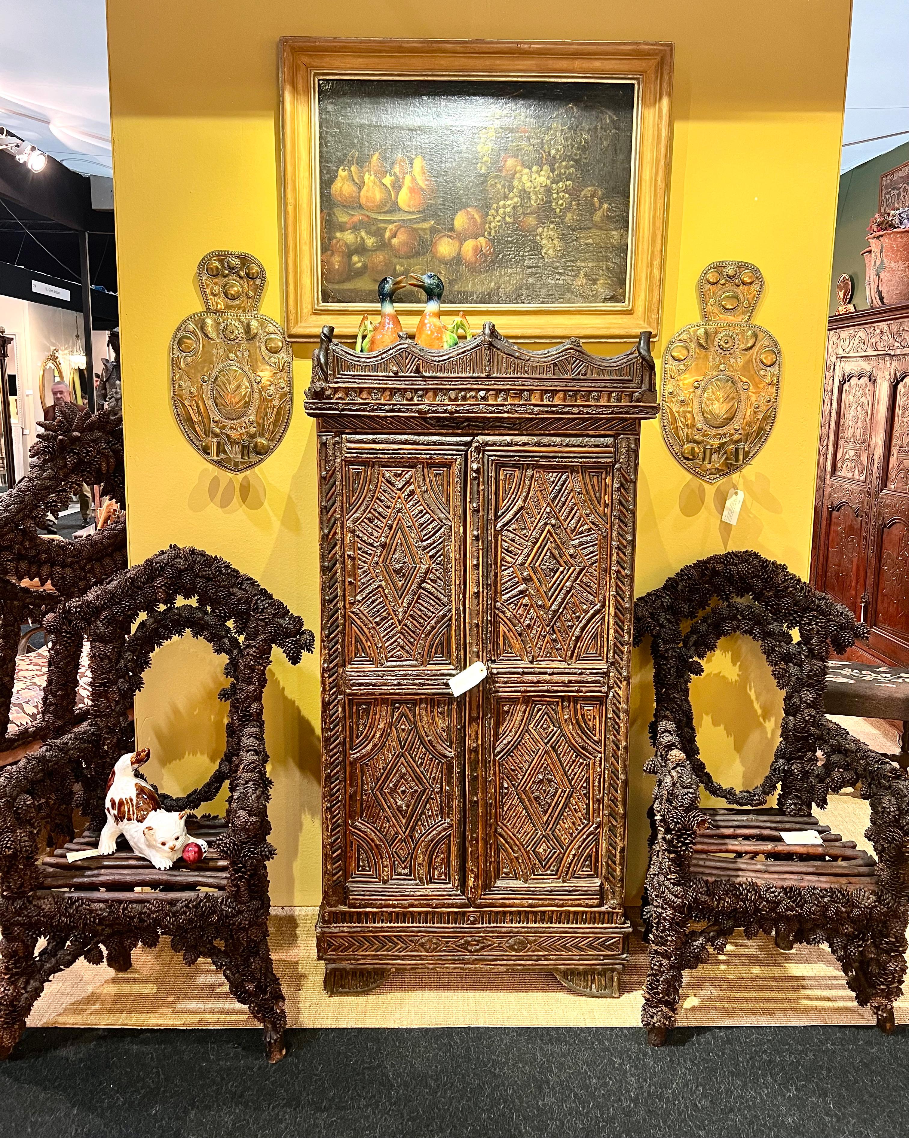 Cabinet à deux portes du XIXe siècle à décor géométrique de rameaux de noisetier et d'écorce - Lande en vente 1