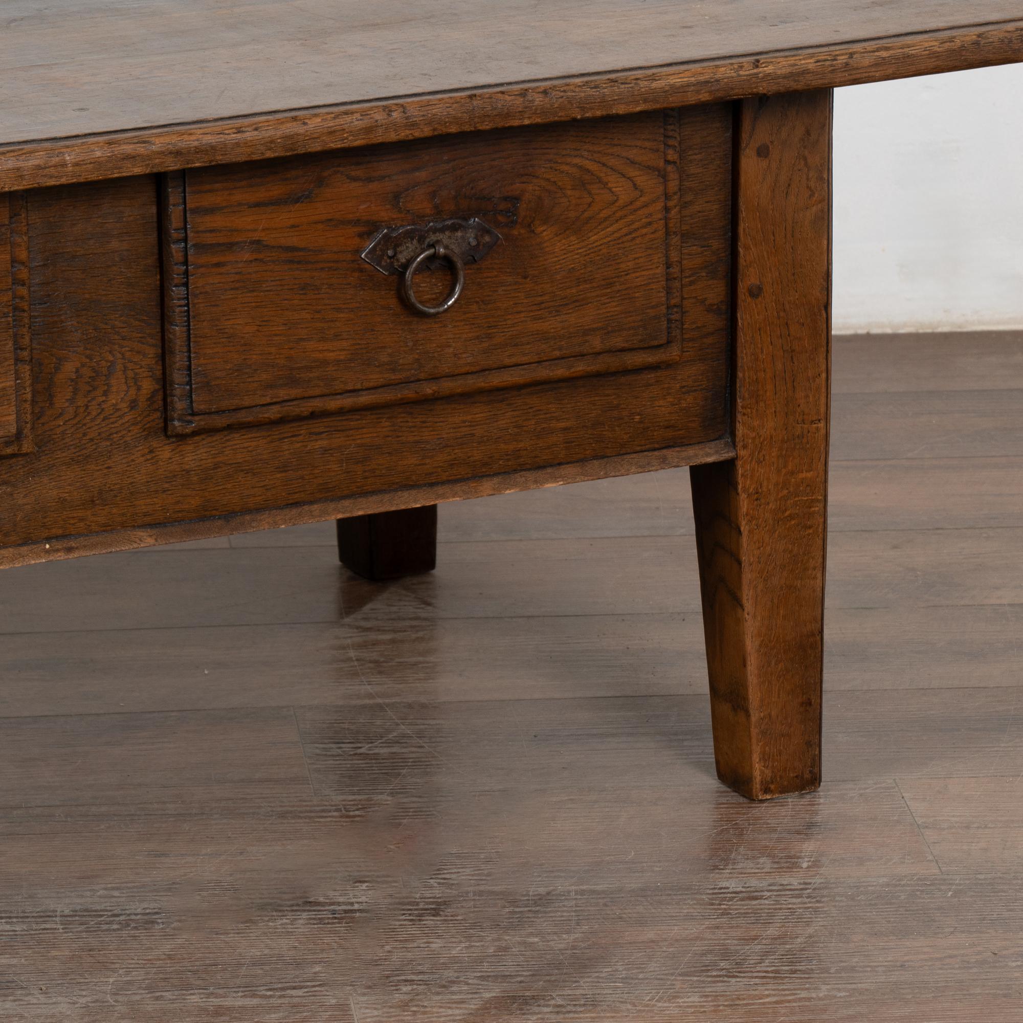 Table basse à deux tiroirs en chêne français du XIXe siècle en vente 4
