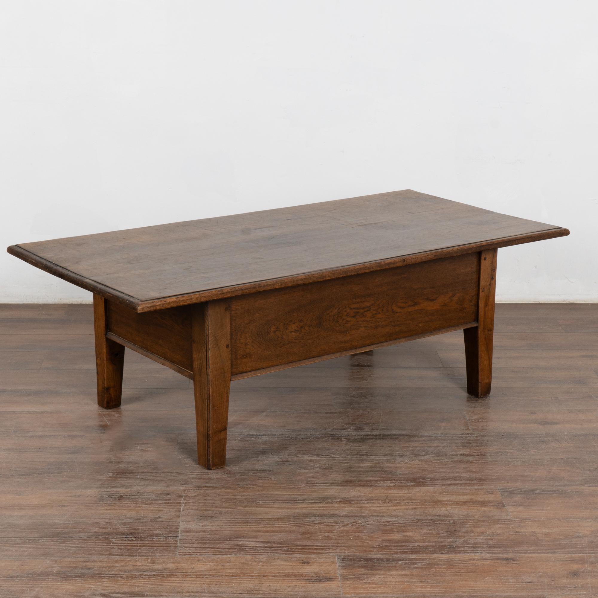 Table basse à deux tiroirs en chêne français du XIXe siècle en vente 5