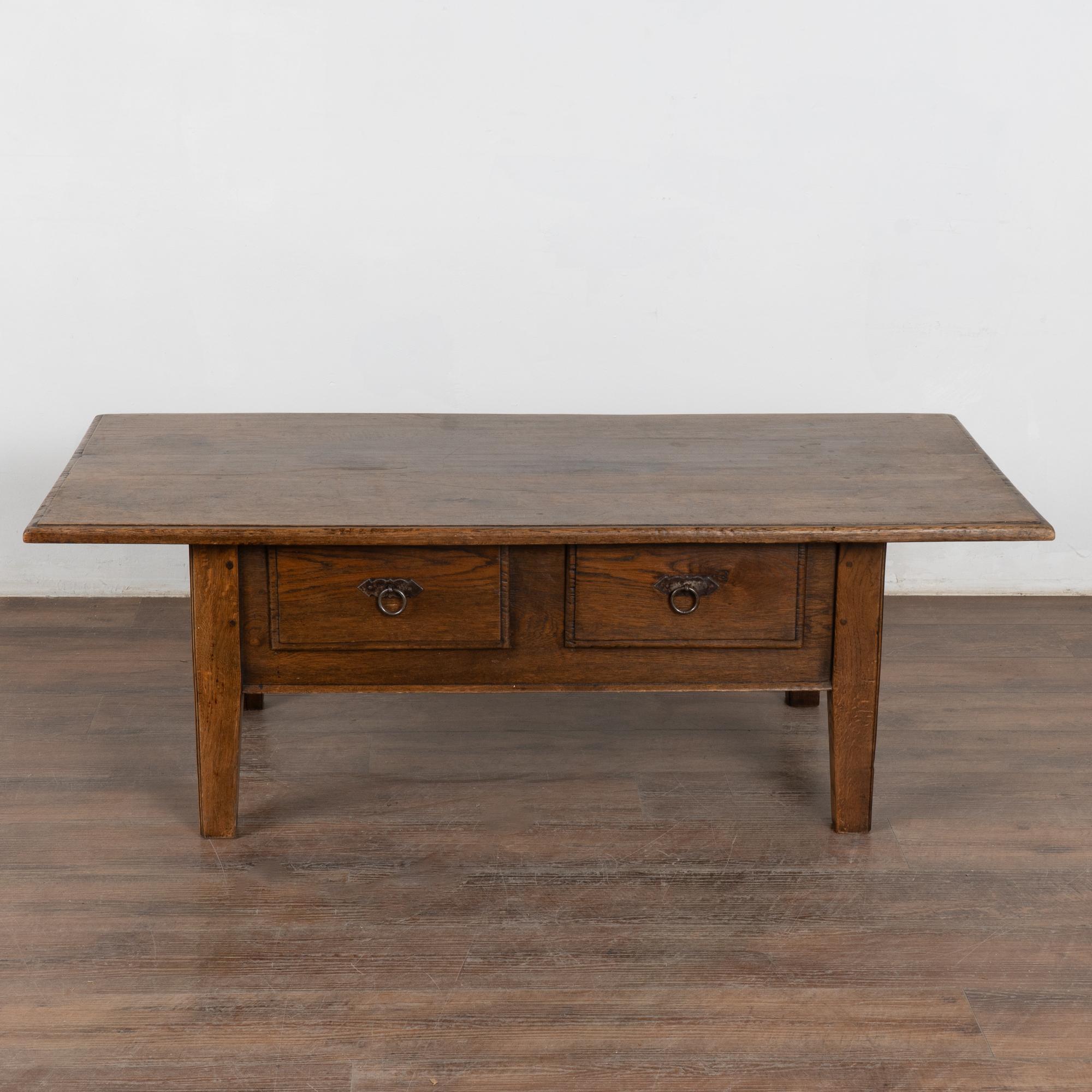 Français Table basse à deux tiroirs en chêne français du XIXe siècle en vente