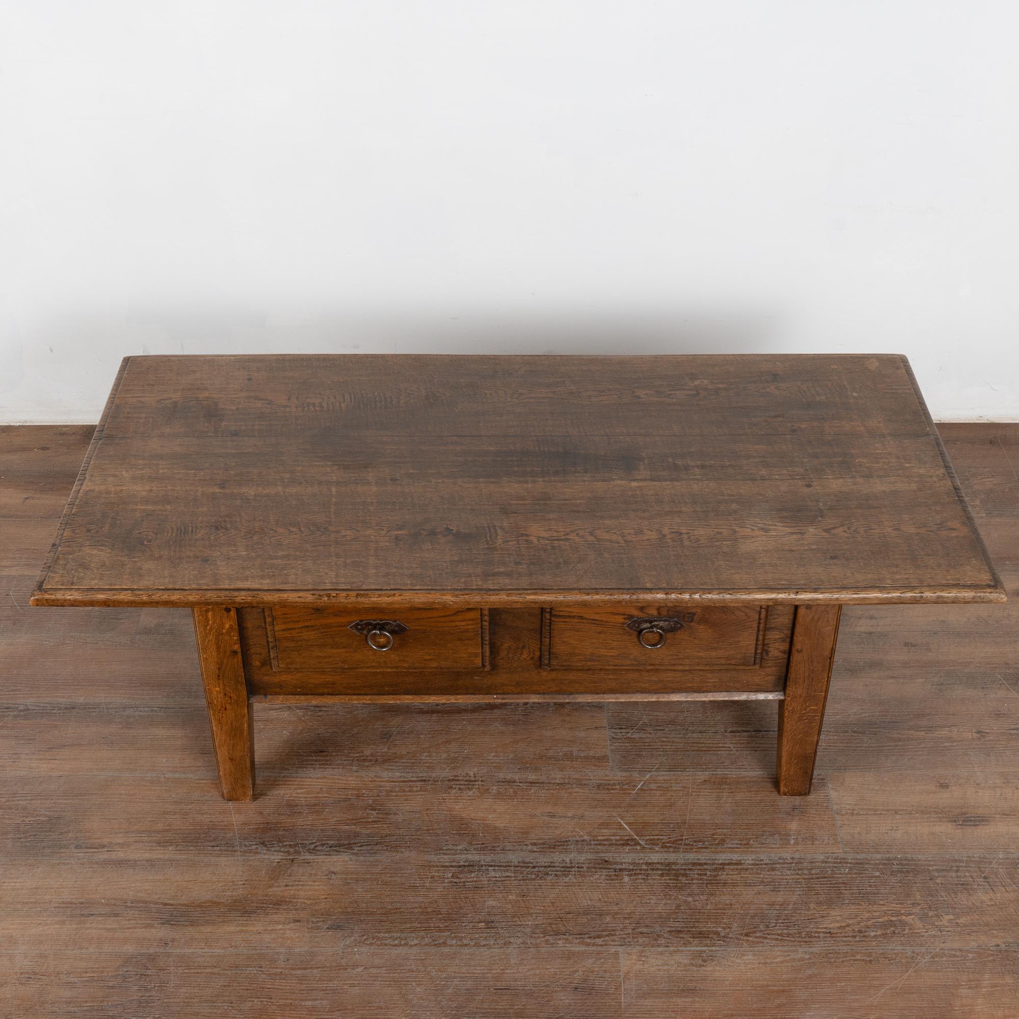 Table basse à deux tiroirs en chêne français du XIXe siècle Bon état - En vente à Round Top, TX