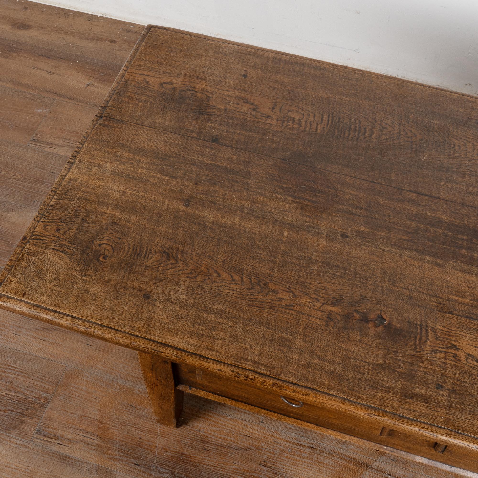 Chêne Table basse à deux tiroirs en chêne français du XIXe siècle en vente