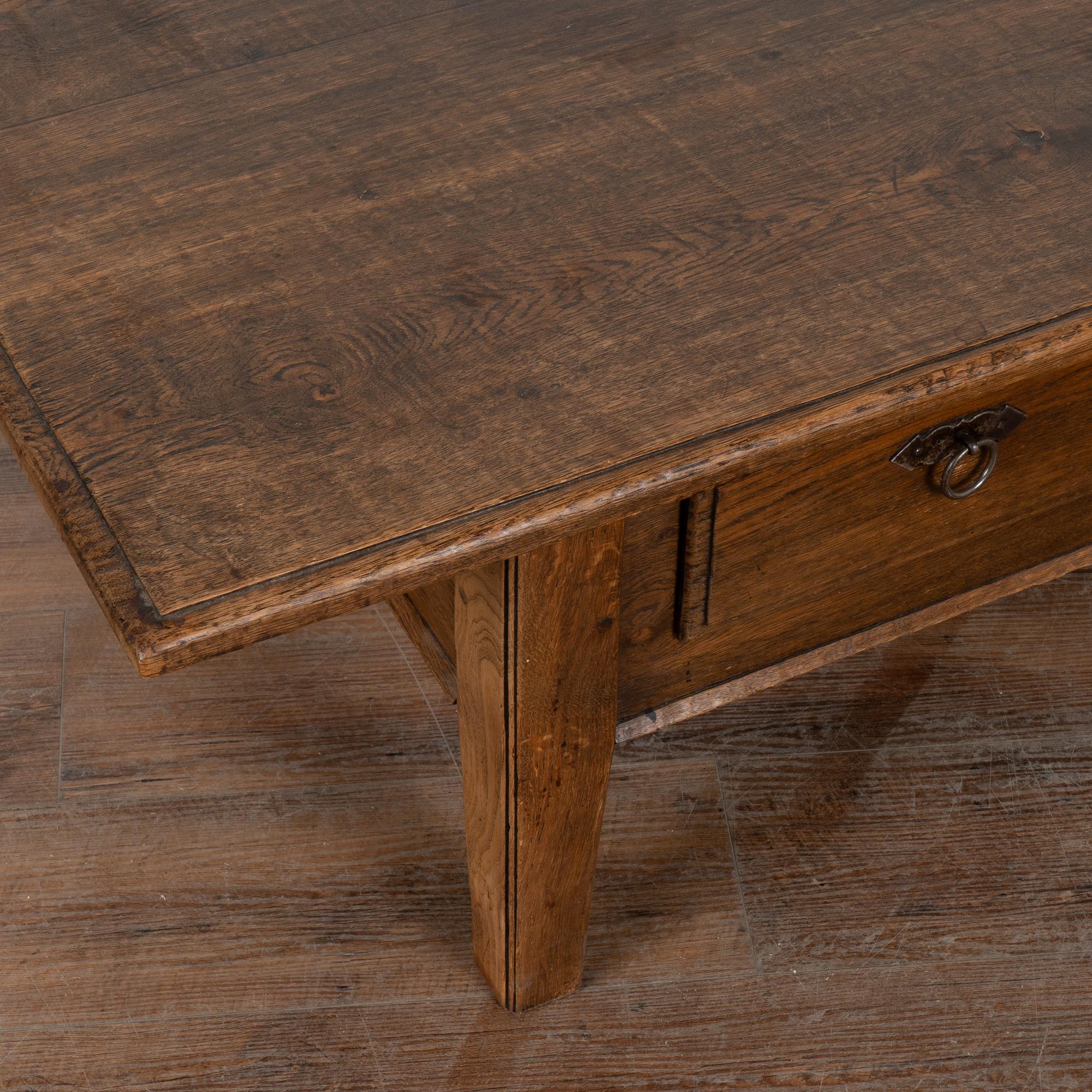 Table basse à deux tiroirs en chêne français du XIXe siècle en vente 1