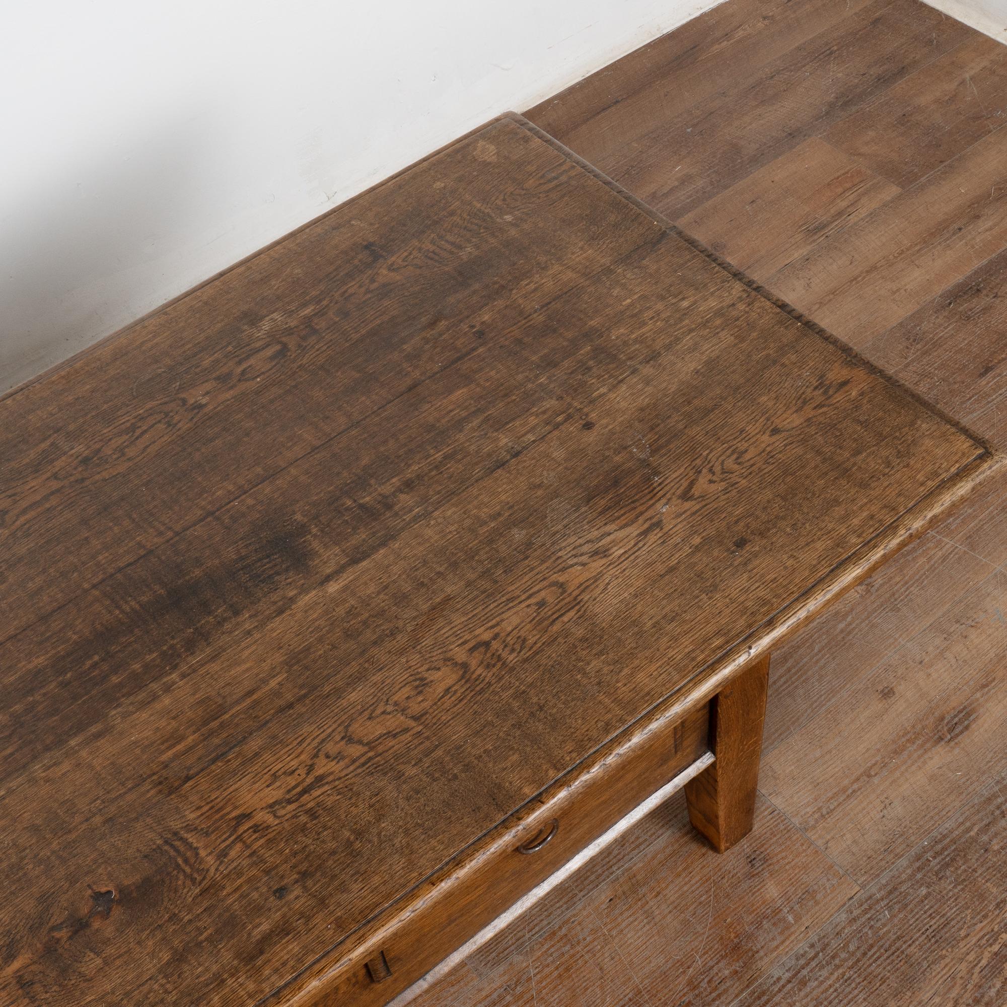 Table basse à deux tiroirs en chêne français du XIXe siècle en vente 2