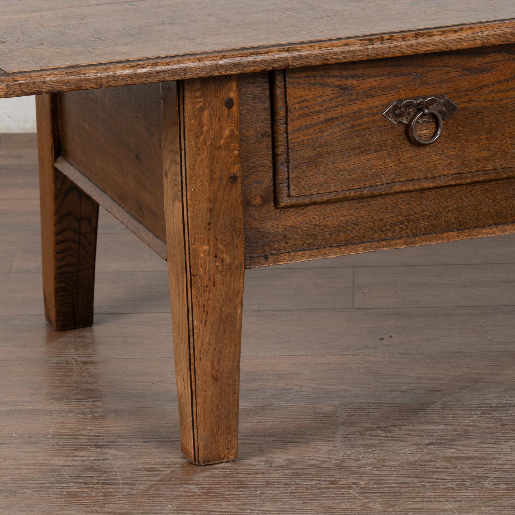 Table basse à deux tiroirs en chêne français du XIXe siècle en vente 3
