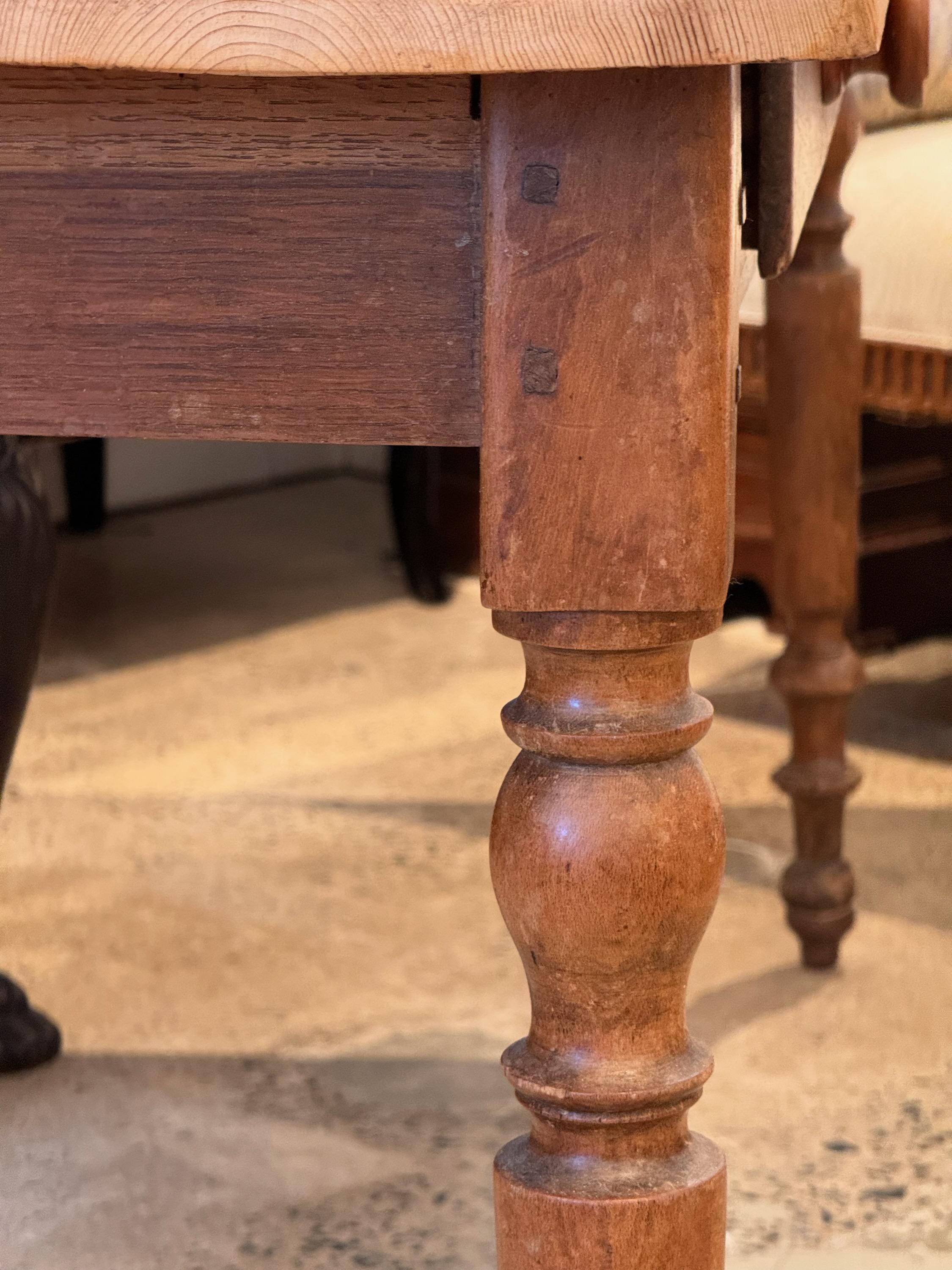 Table de ferme en pin à deux tiroirs du 19e siècle en vente 5
