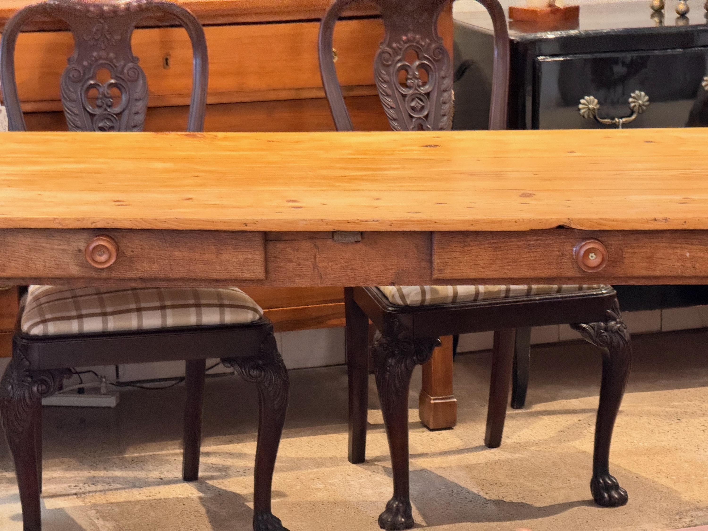 Britannique Table de ferme en pin à deux tiroirs du 19e siècle en vente