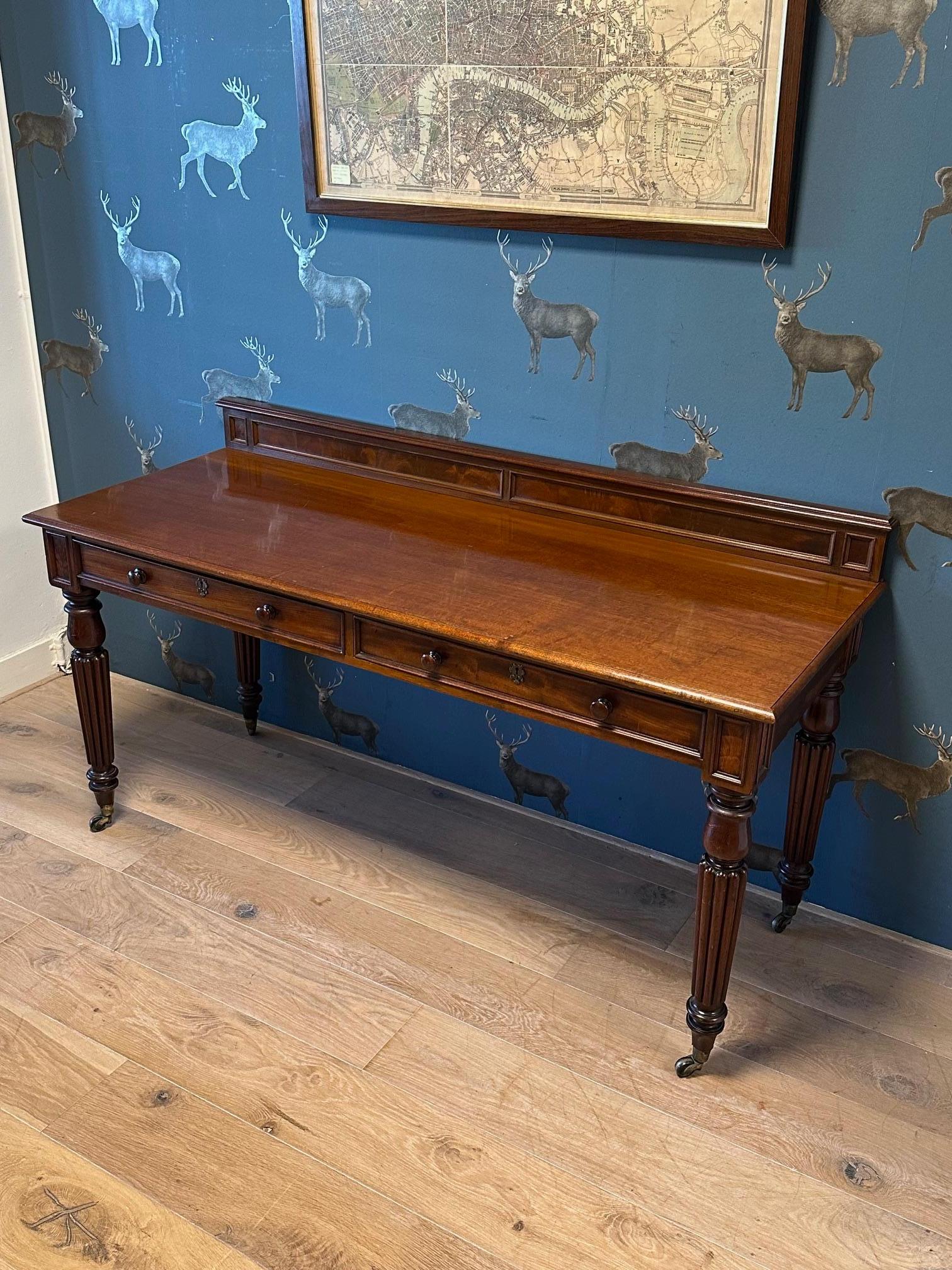 19ème siècle  table d'appoint à deux tiroirs en vente 4
