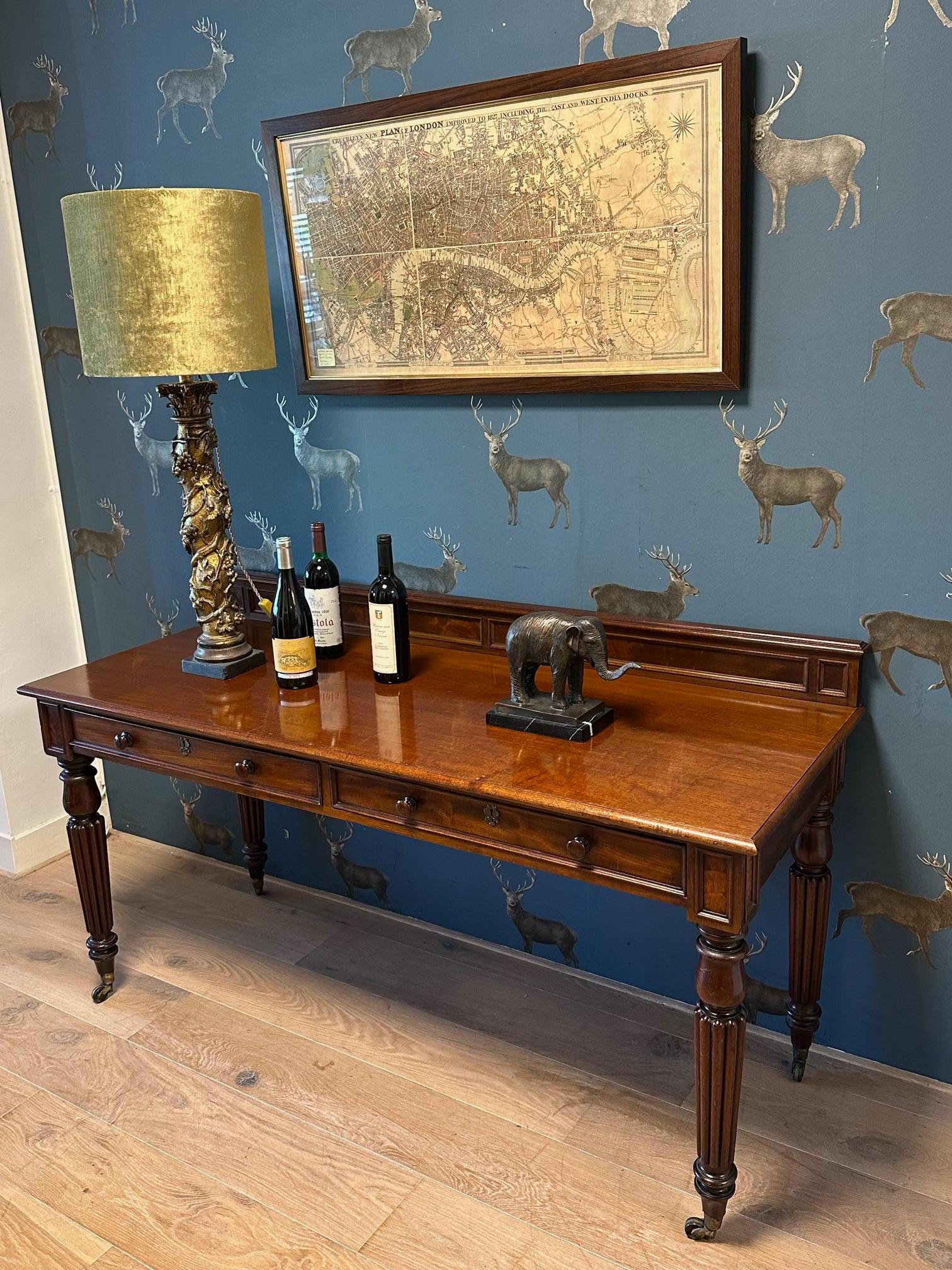 19ème siècle  table d'appoint à deux tiroirs en vente 5