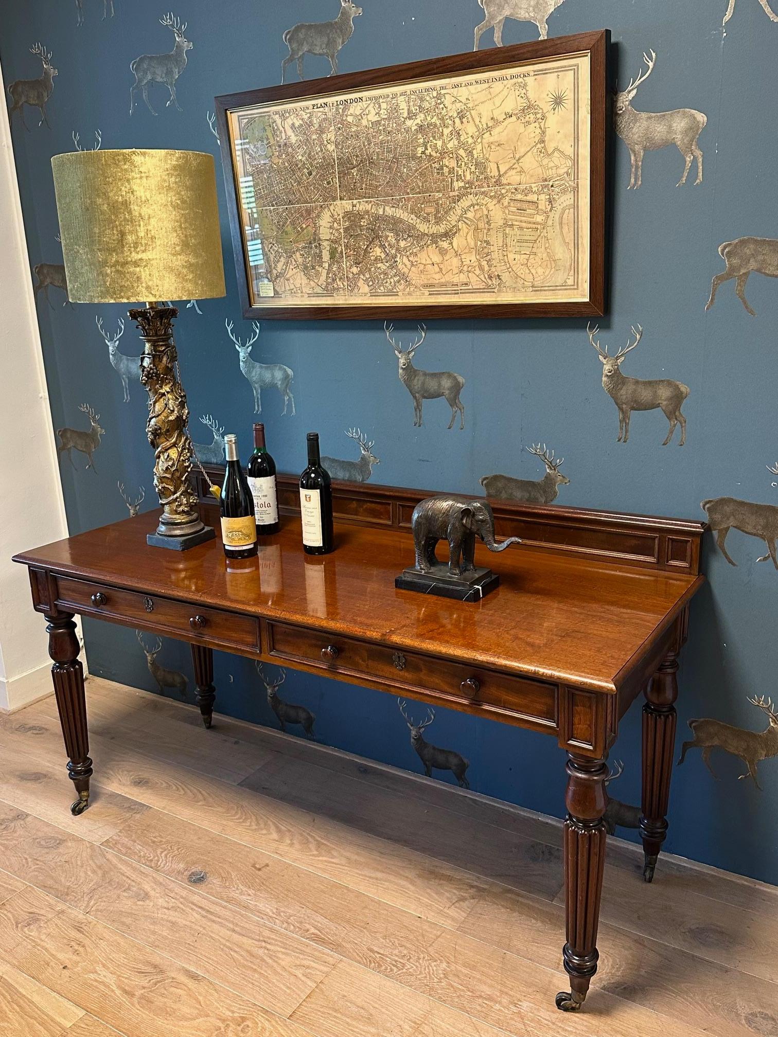19ème siècle  table d'appoint à deux tiroirs en vente 6