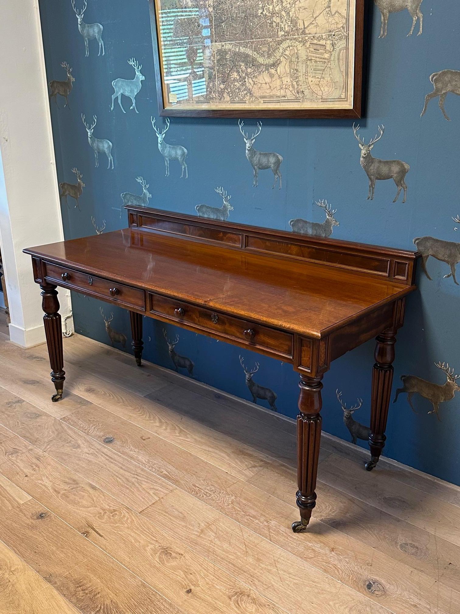 Magnifique table d'appoint ancienne en acajou avec 2 tiroirs. La table est entièrement d'origine et en bon état. Belle couleur chaude et qualité supérieure. Entièrement fabriqué à la main en acajou massif. Peut également servir de bureau.
Origine :