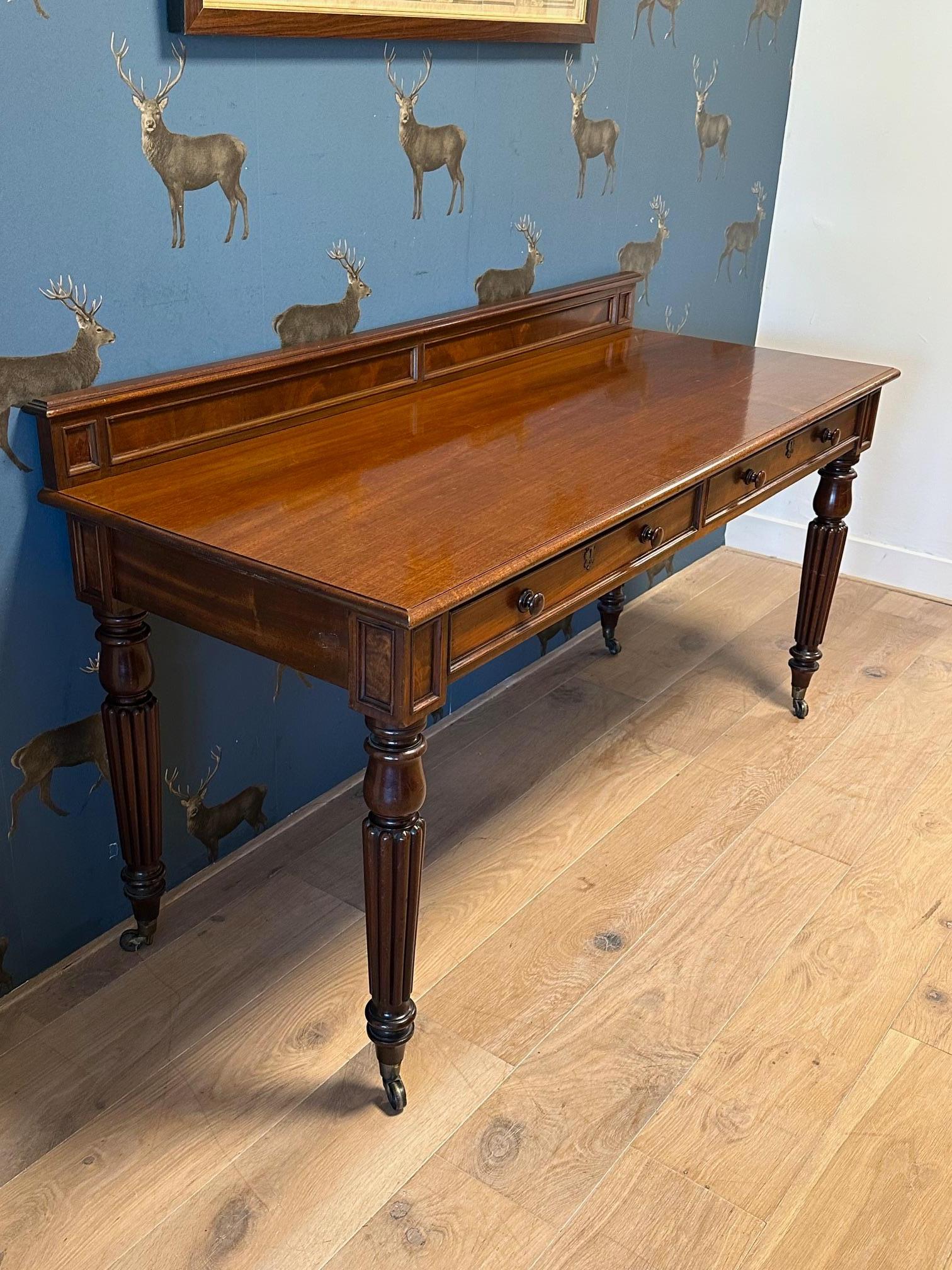 Britannique 19ème siècle  table d'appoint à deux tiroirs en vente