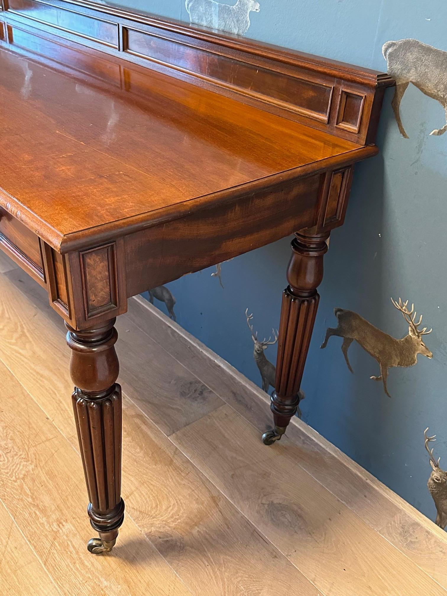 Acajou 19ème siècle  table d'appoint à deux tiroirs en vente
