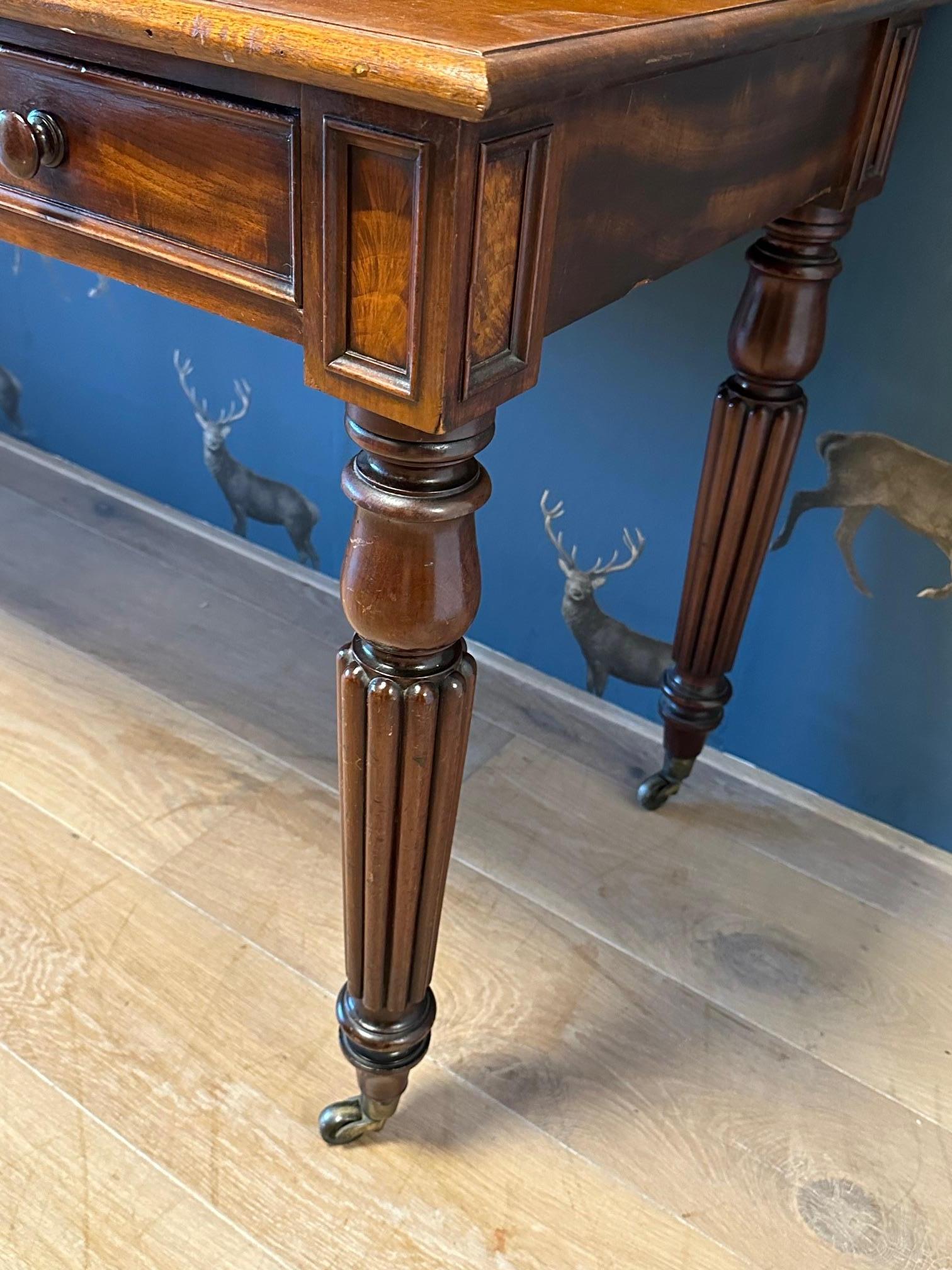 19ème siècle  table d'appoint à deux tiroirs en vente 1