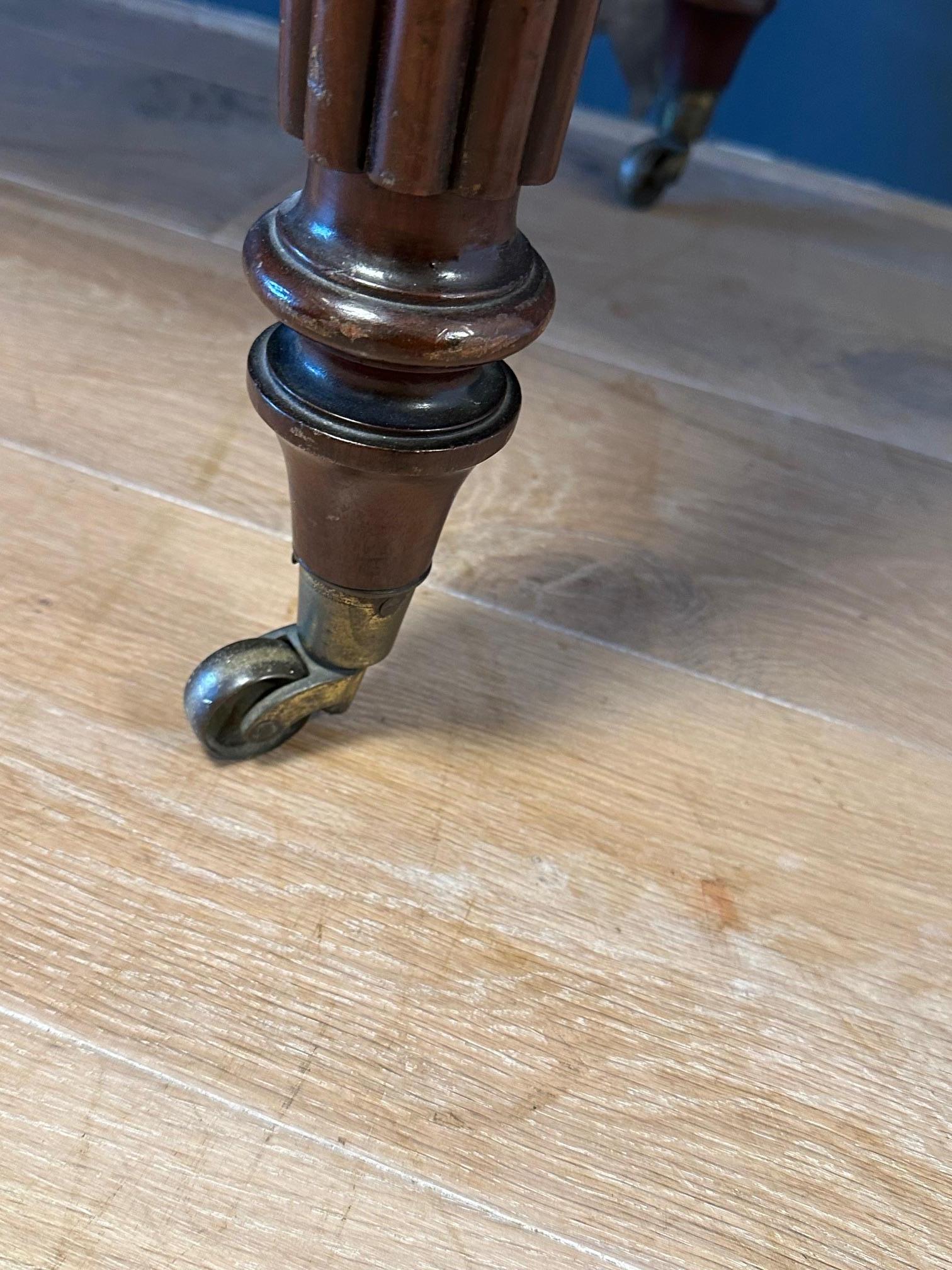 19ème siècle  table d'appoint à deux tiroirs en vente 2