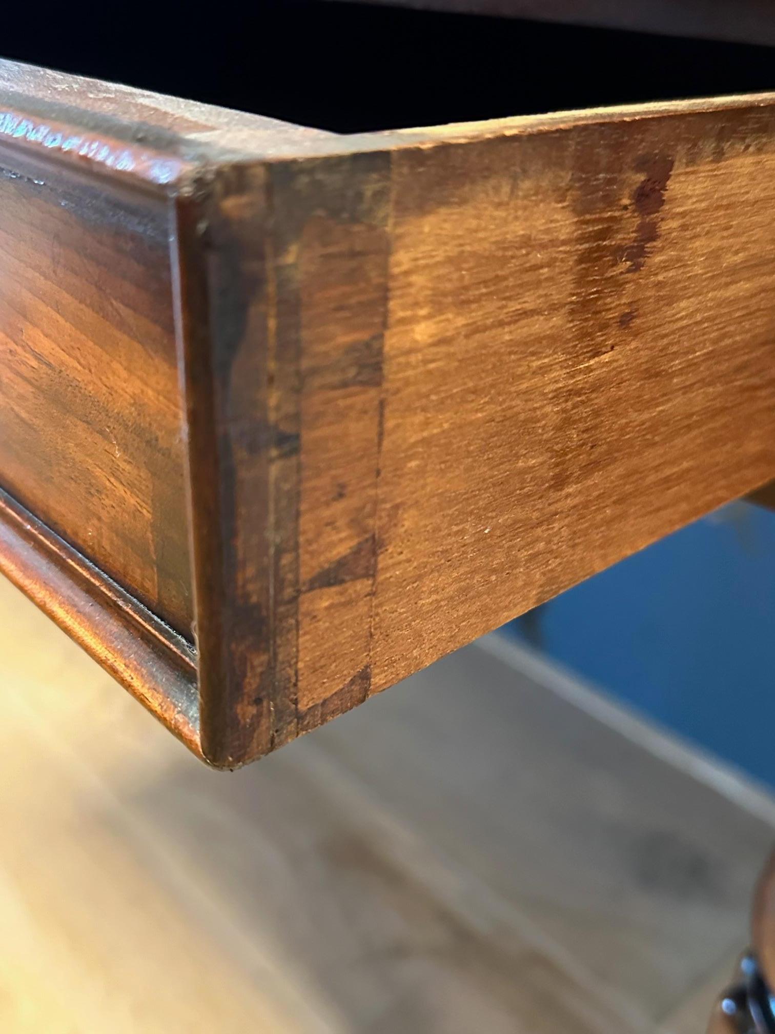 19ème siècle  table d'appoint à deux tiroirs en vente 3