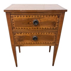 Commode à deux tiroirs en bois de fruitier du XIXe siècle avec marqueterie