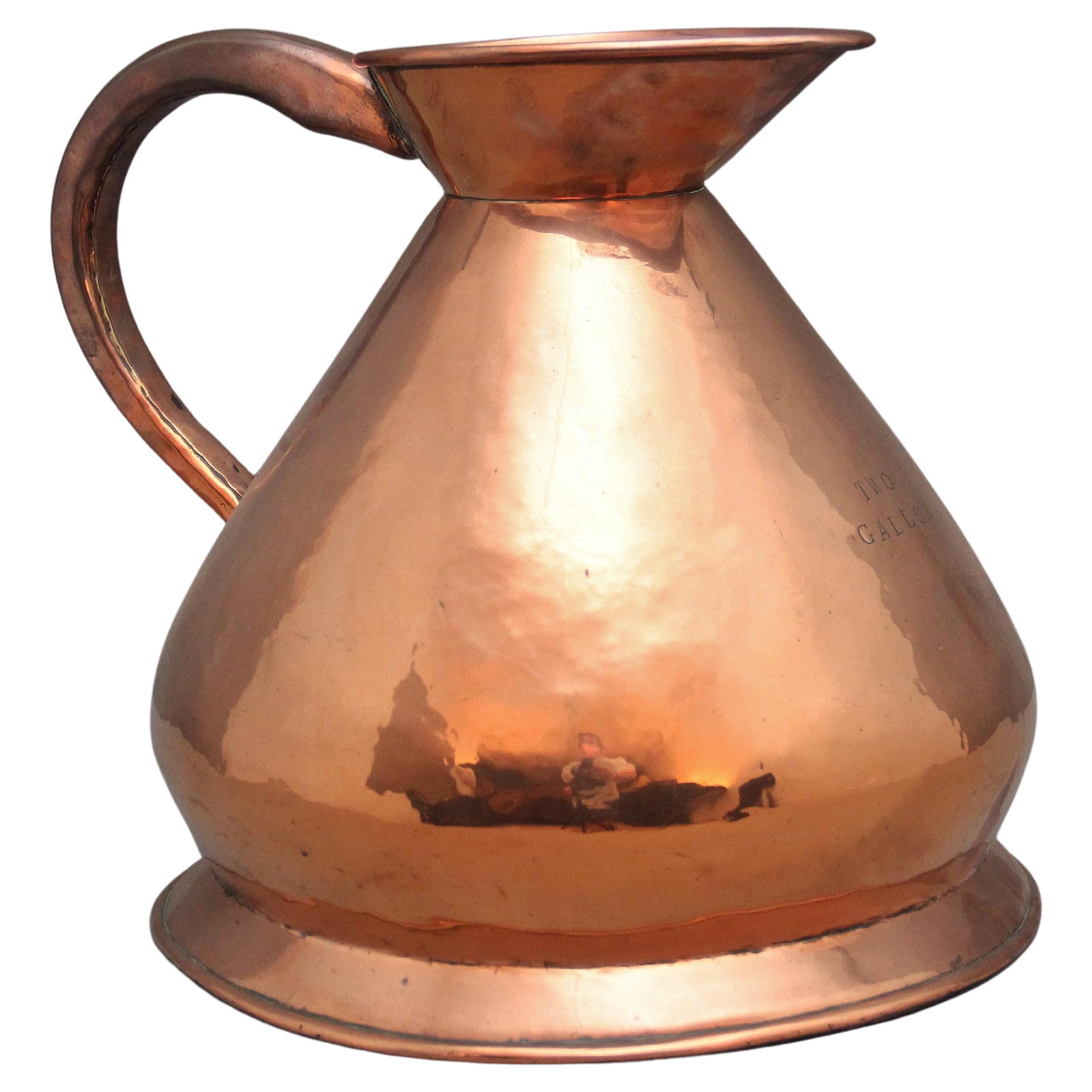 Jarra medidora de cobre de dos galones del siglo XIX