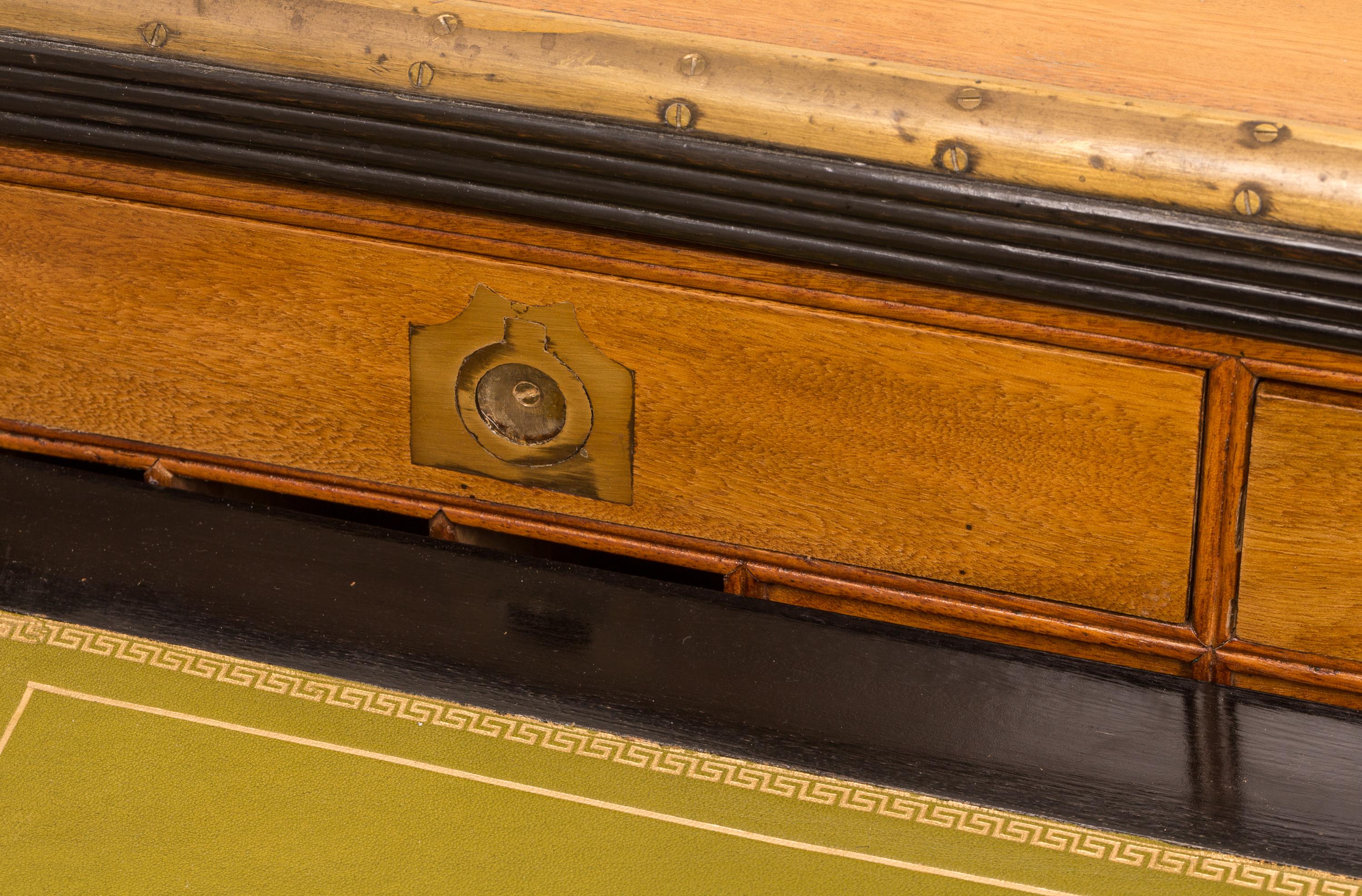 Commode de campagne deux pièces en bois de campeur avec bureau pliant du 19ème siècle en vente 4