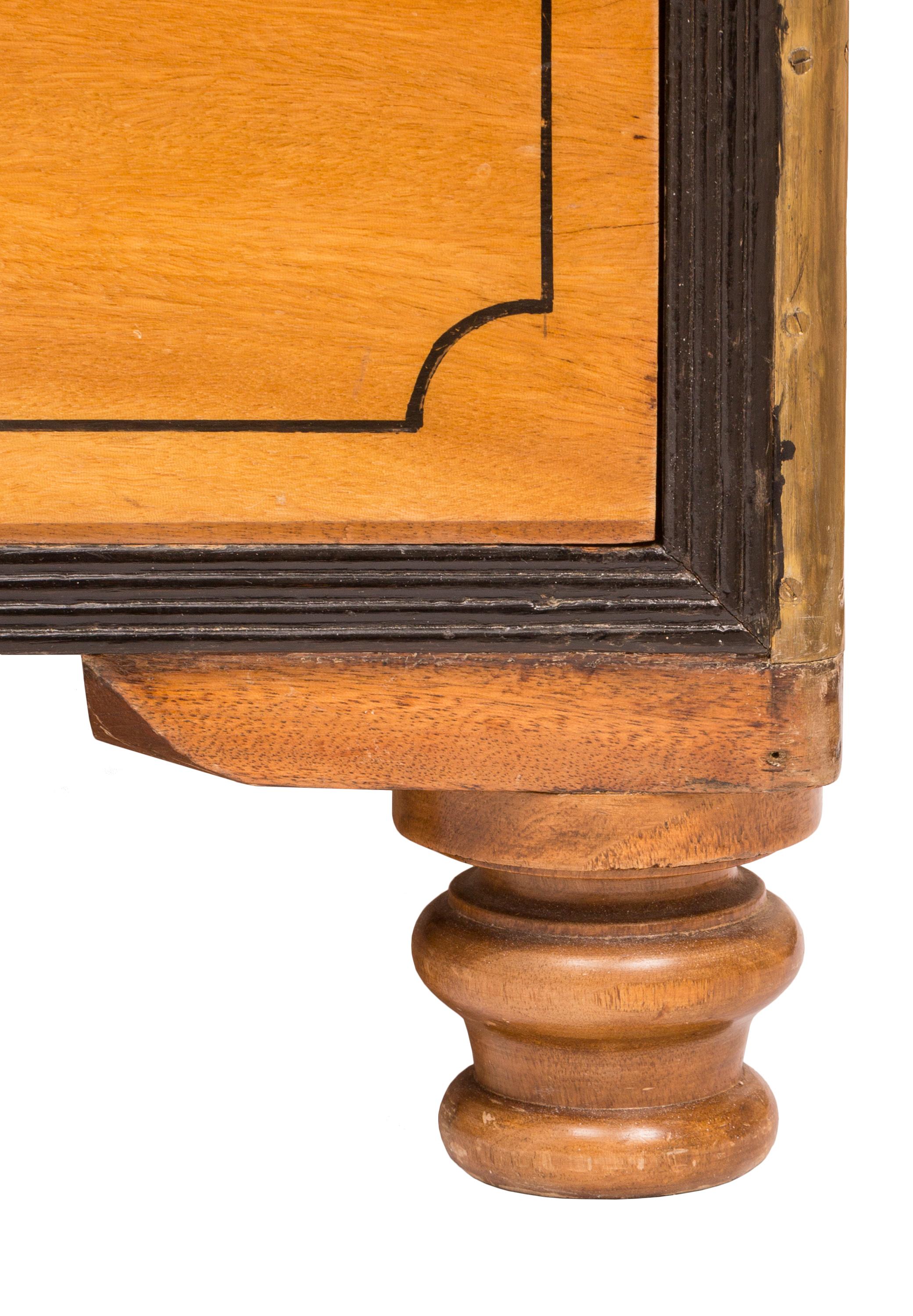 Commode de campagne deux pièces en bois de campeur avec bureau pliant du 19ème siècle en vente 8