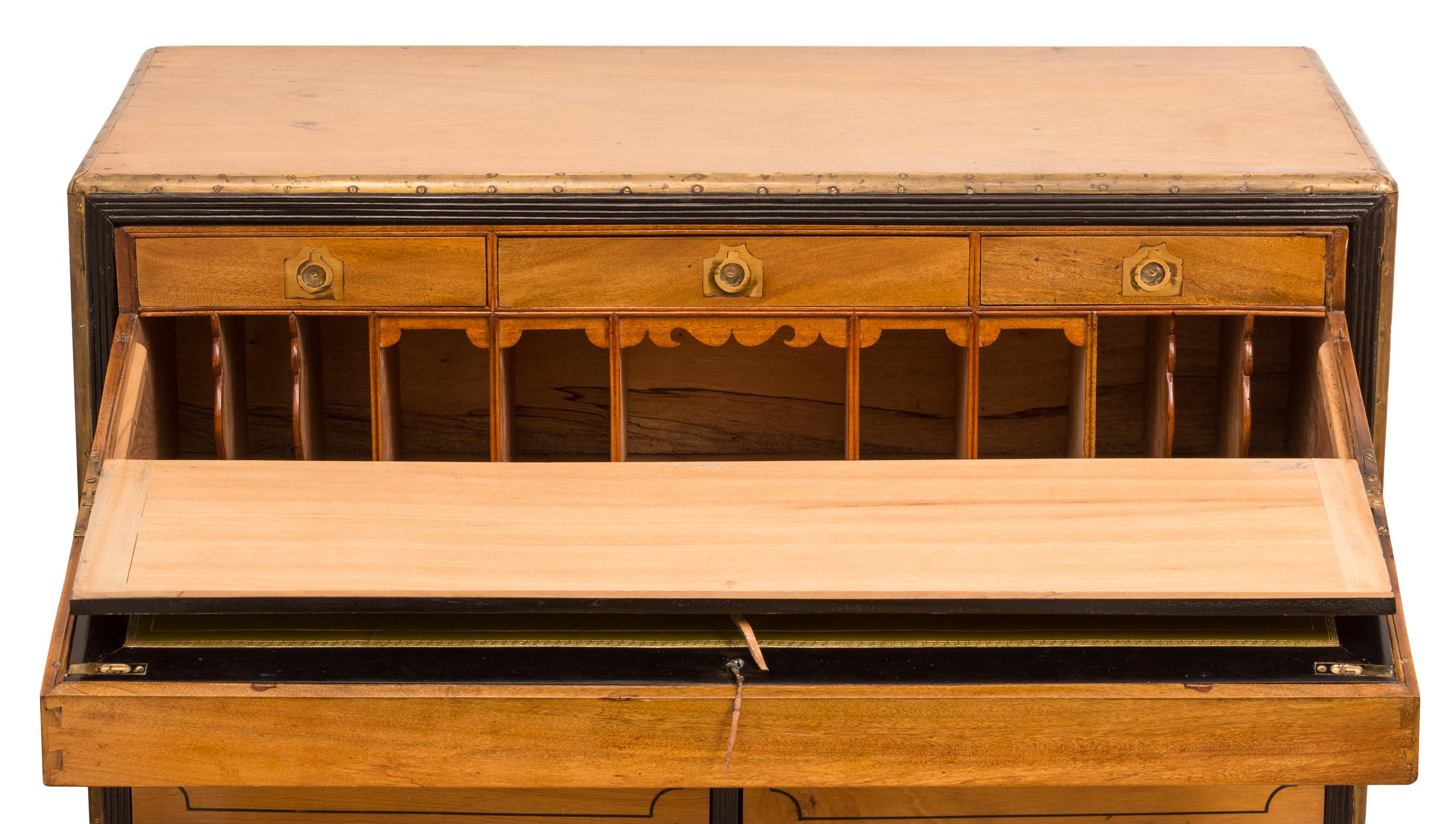 Commode de campagne deux pièces en bois de campeur avec bureau pliant du 19ème siècle en vente 2