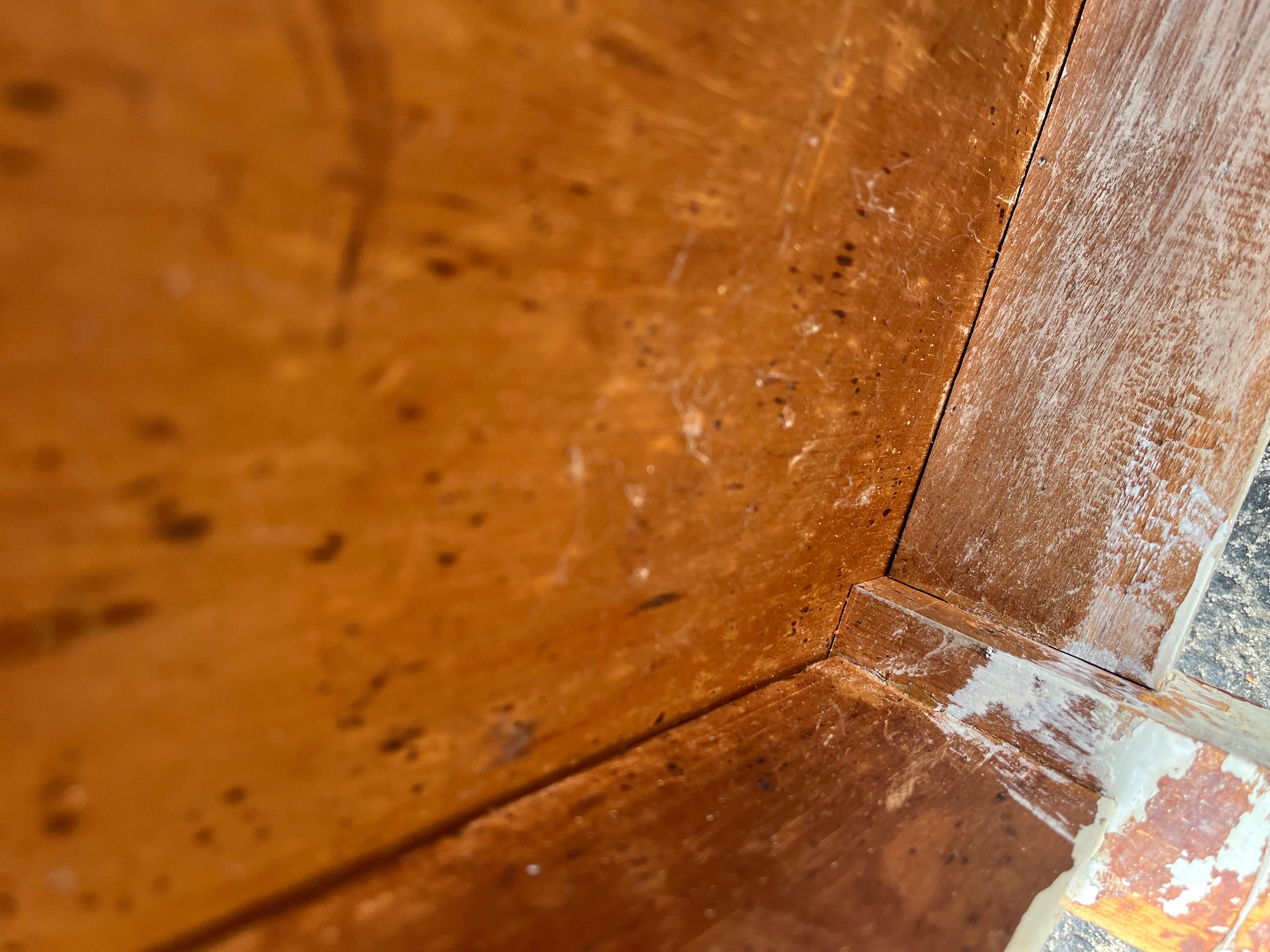 Meuble de toilette à deux étages du 19ème siècle en peinture blanche d'origine en vente 1