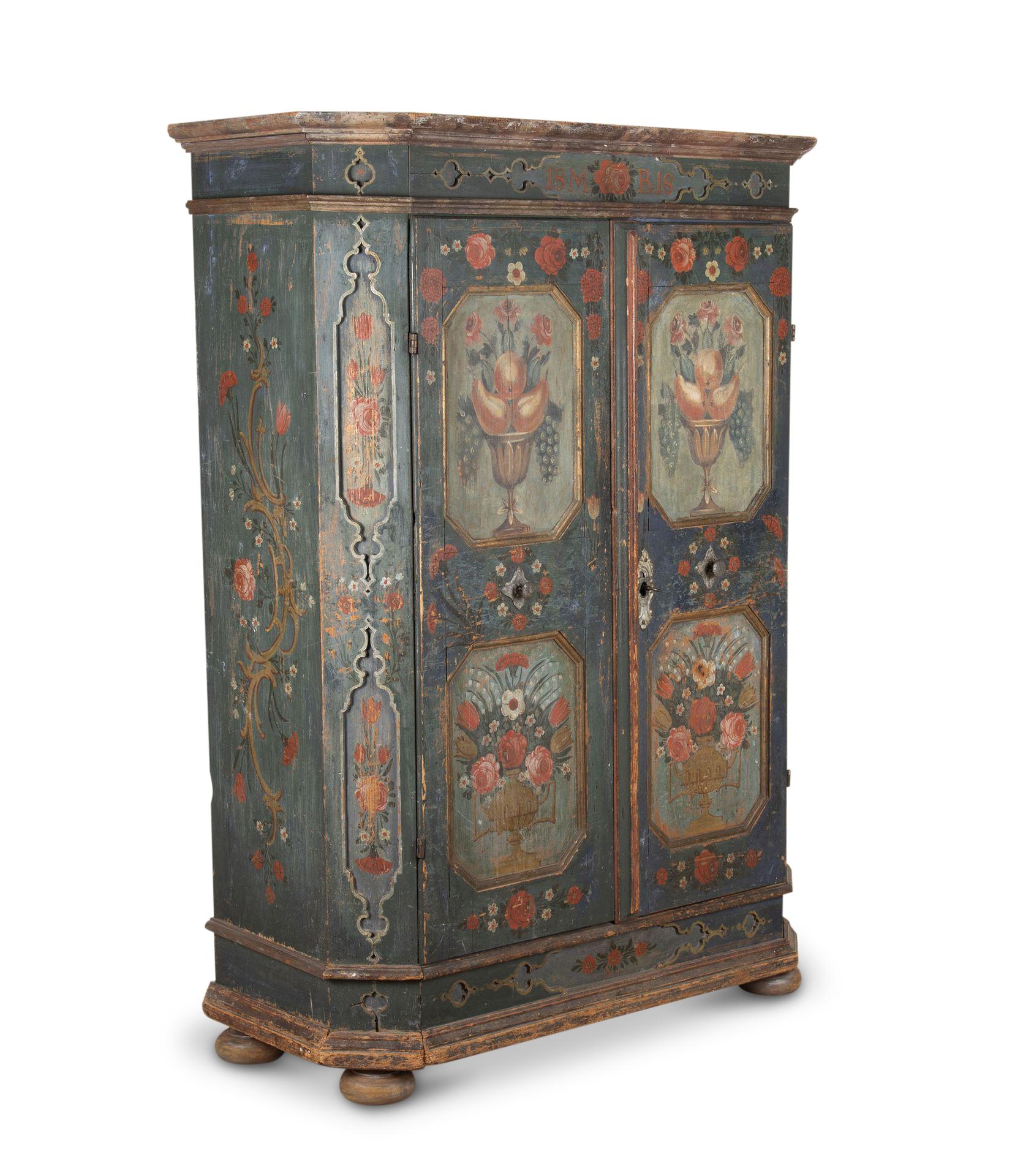 Meraviglioso armadio tirolese in legno di pino dipinto a mano del XIX secolo, CIRCA 1800.

Dipinti dettagliati di bouquet floreali adornano le porte e il cornicione ad arco. Con intagli e lavorazioni dettagliate. Questi armadi venivano spesso
