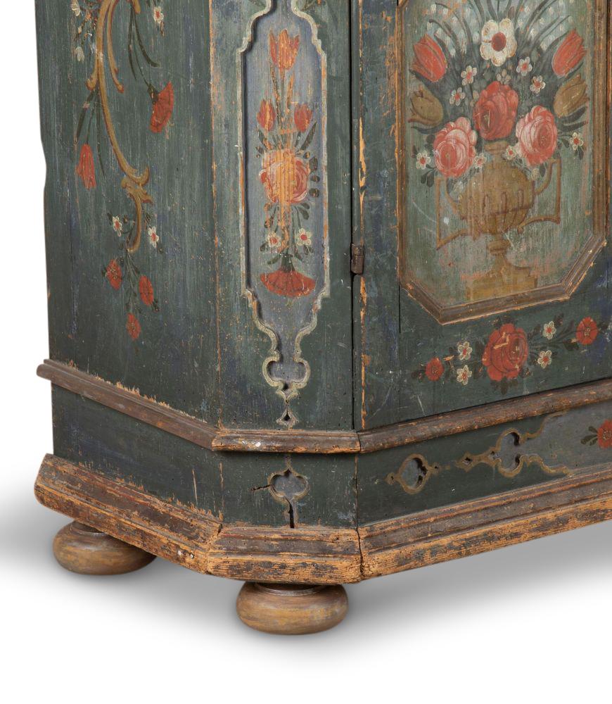 Dipinto a mano Credenza tirolese del XIX secolo in pino dipinta a mano in vendita