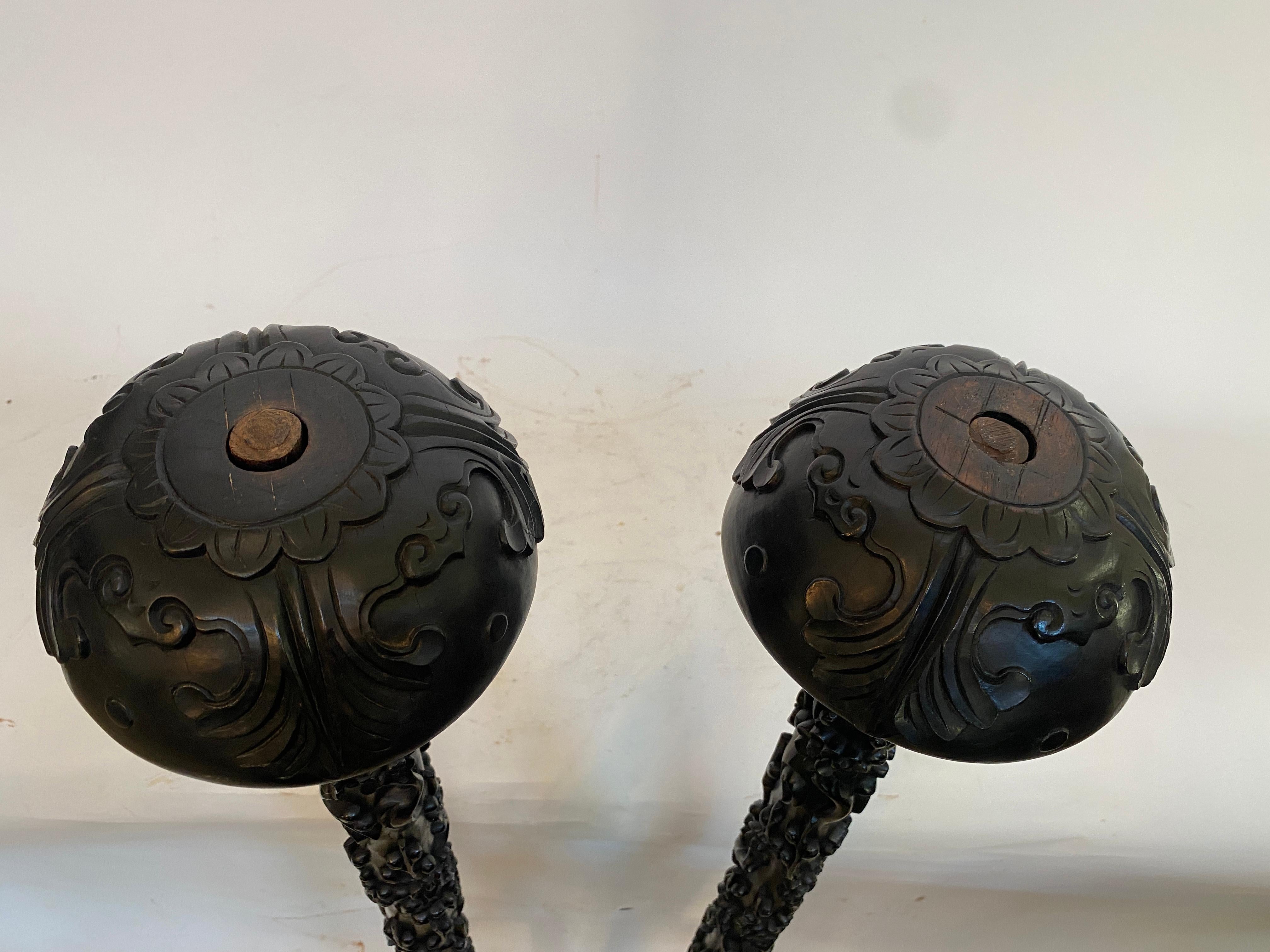 Soportes altos de flores de madera tallada china, únicos del siglo XIX en Bueno estado para la venta en Brea, CA