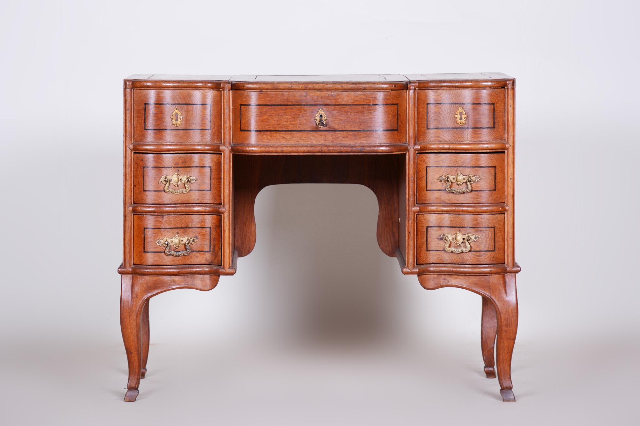 Biedermeier writing desk
Original very well reserved condition
Material: Oak veneer, lacquer
Period: 1820-1829
Unique pieces.

Measures: Height: 78 cm (30.7 in)
Height with mirror: 128 cm (50.4 in)
Width: 91 cm (35.8 in)
Depth: 51 cm (20.1
