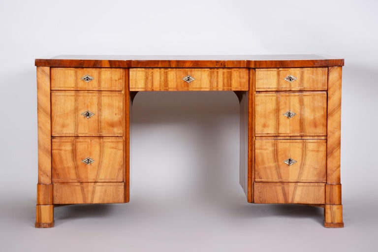 Biedermeier writing desk
Completely restored.
Shellac polish.
Material: Walnut veneer, lacquer
Period: 1830-1839
Unique pieces.







 