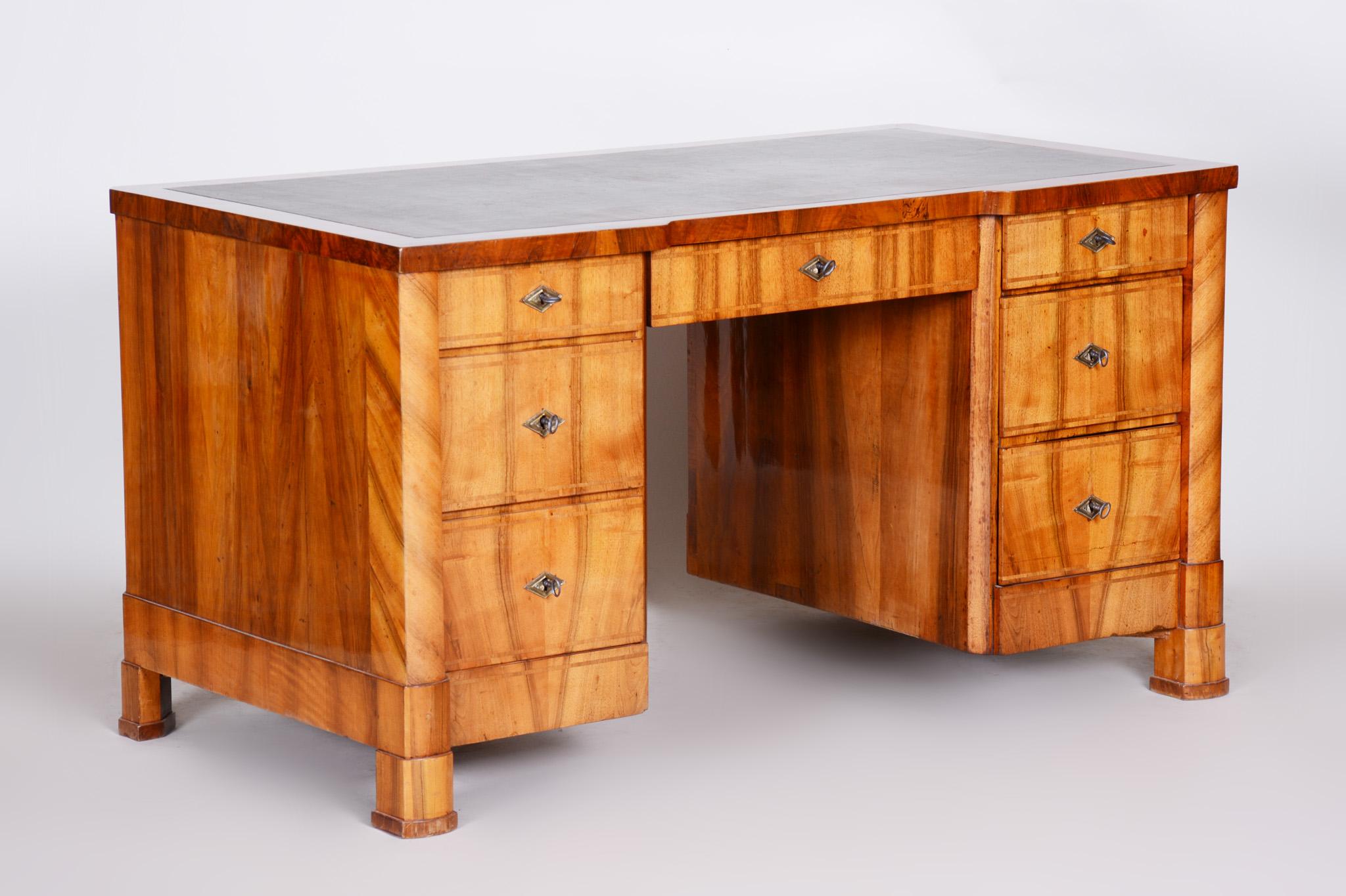 19th Century Unique Brown Restored Czech Biedermeier Walnut Writing Desk, 1830s In Good Condition In Brandys nad Labem, Středočeský kraj