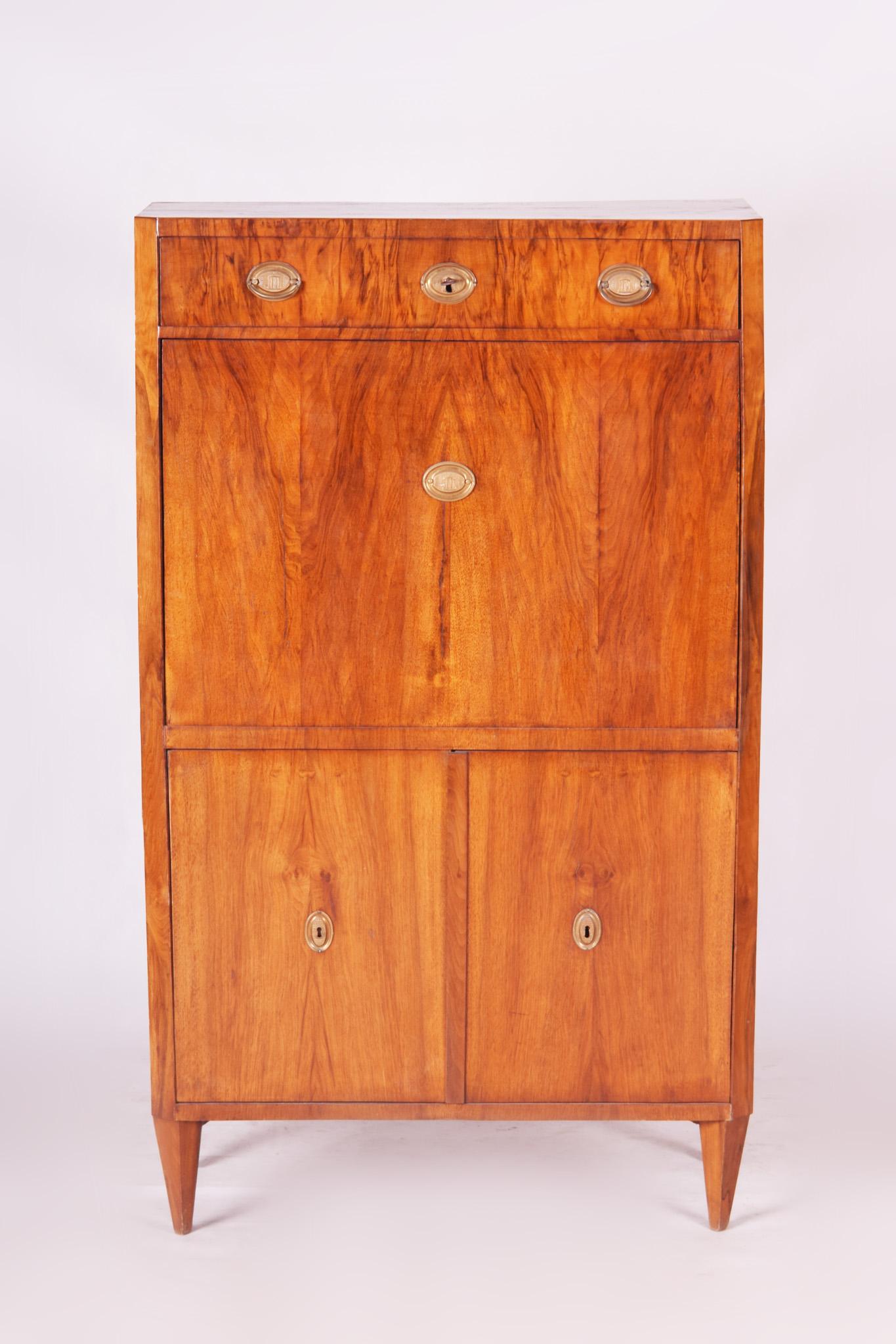 Shipping to any US port only for $290 USD

Biedermeier secretary and writing desk, (Cylinder)
Material: Walnut
Completely restored, Shellac polish.
Period: 1830-1839
Source: Czechia.