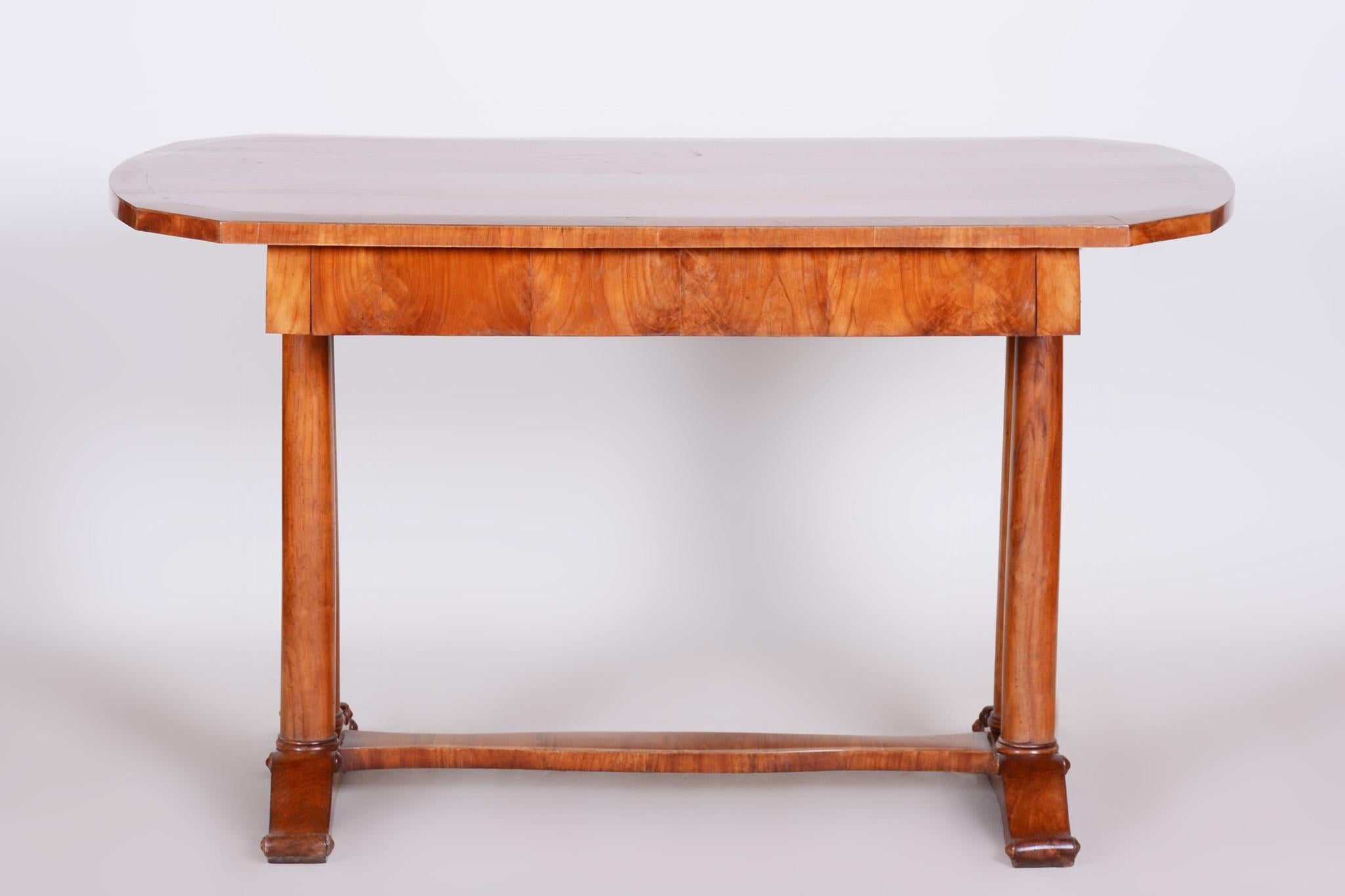 Biedermeier writing desk
Completely restored.
Shellac polish.
Material: Maple
Source: Austria
Period: 1830-1839.