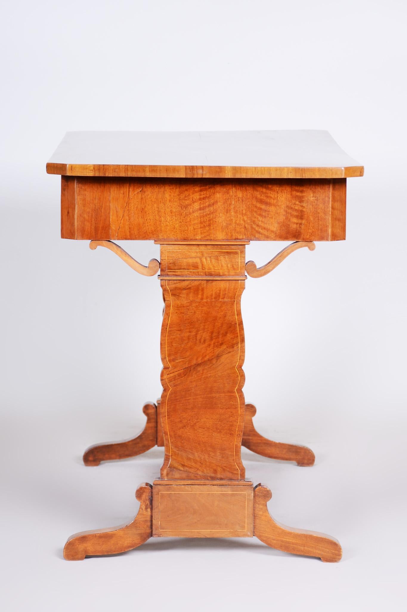 19th Century Unique Restored Czech Biedermeier Walnut Table, 1840s For Sale 7