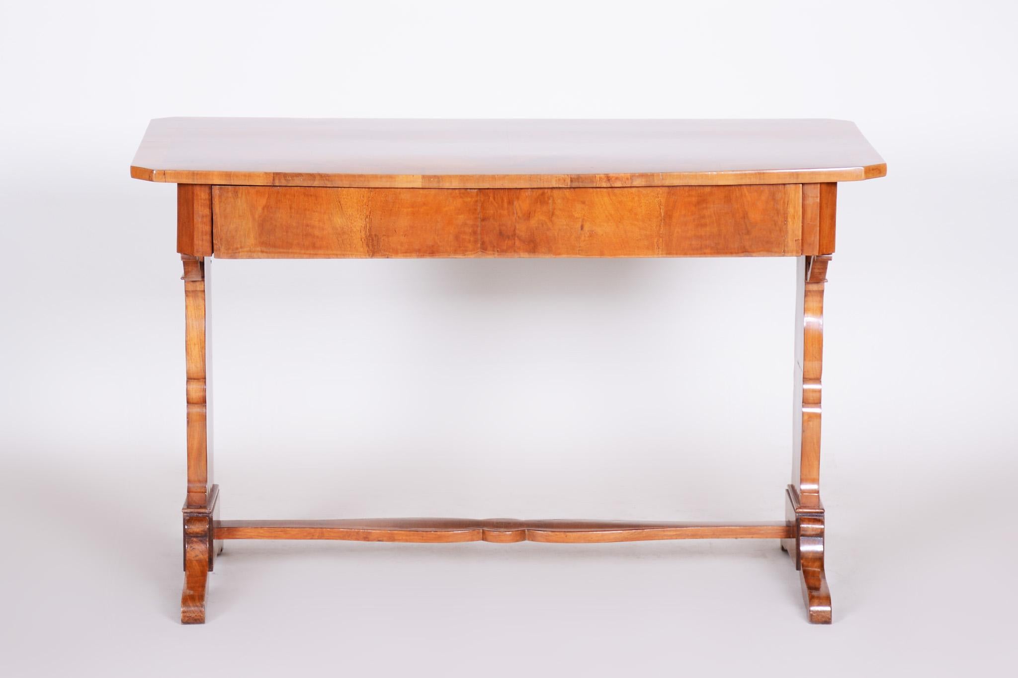 Biedermeier table - Writing desk
Completely restored.
Shellac polish.
Material: Walnut veneer, lacquer
Source: Czechia (Bohemia)
Period: 1840-1849.