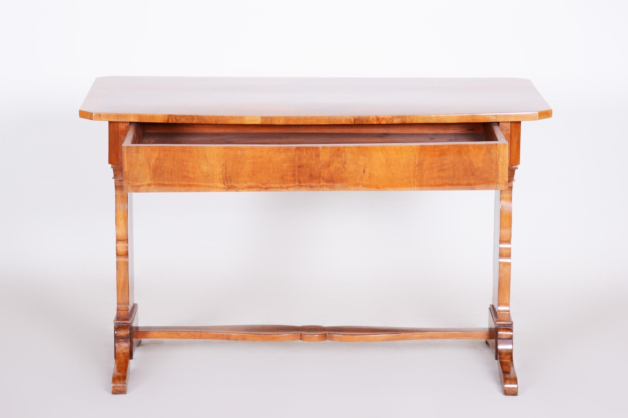19th Century Unique Restored Czech Biedermeier Walnut Table, 1840s In Good Condition For Sale In Horomerice, CZ