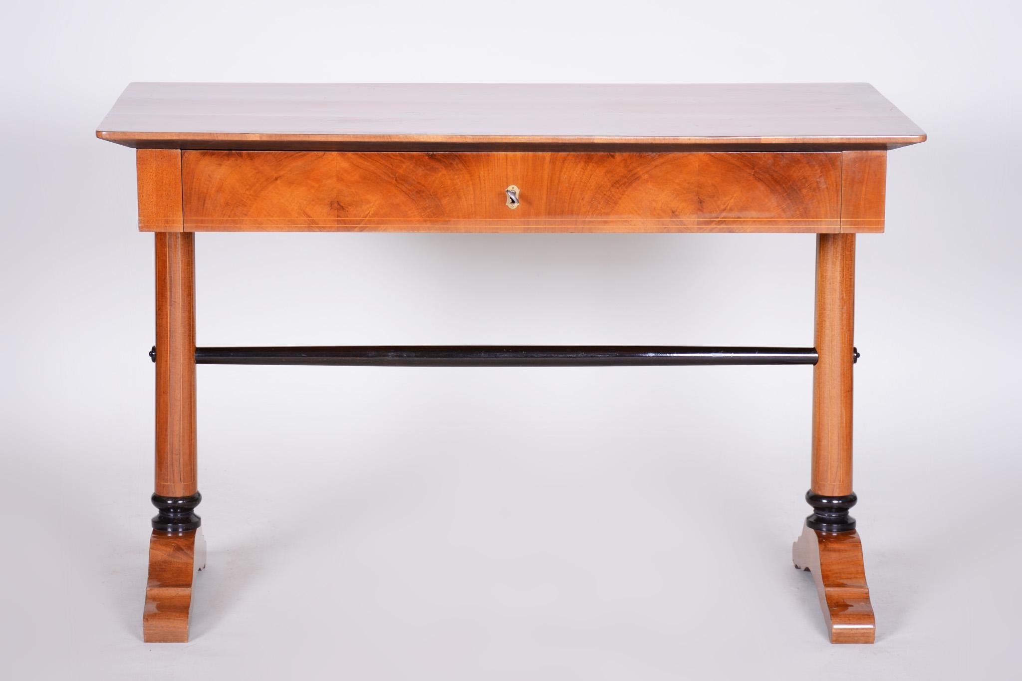 Biedermeier writing desk
Completely restored.
Shellac polish.
Material: Walnut veneer, lacquer
Source: Germany
Period: 1830-1839.