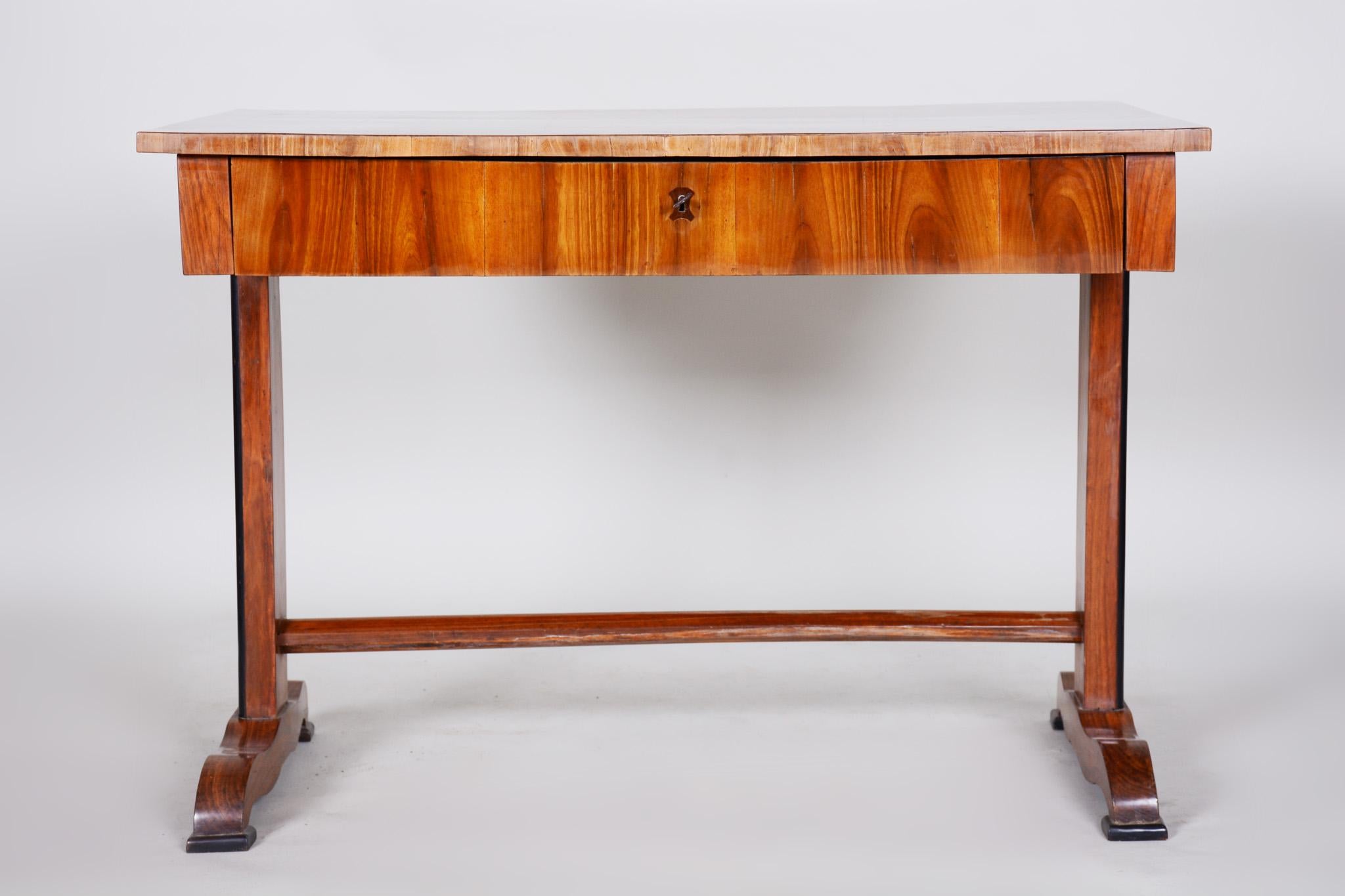 Biedermeier writing desk
Completely restored.
Shellac polish.
Material: Walnut veneer, lacquer
Period: 1840-1849.