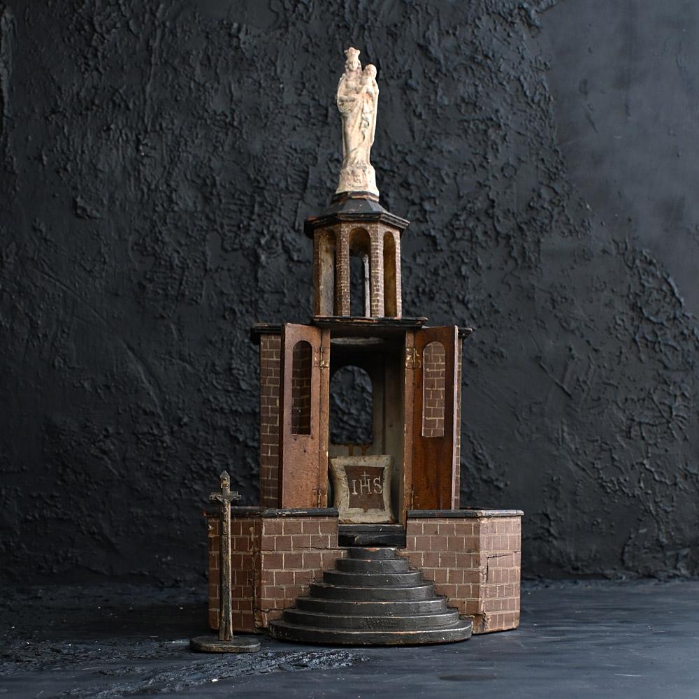 Modèle de chapelle/meument inhabituel d'art populaire du 19ème siècle

Un modèle d'art populaire de la fin du 19e siècle, exceptionnellement bien réalisé à la main, représentant une sorte de chapelle ou de monument. Avec portes ouvrantes, autel