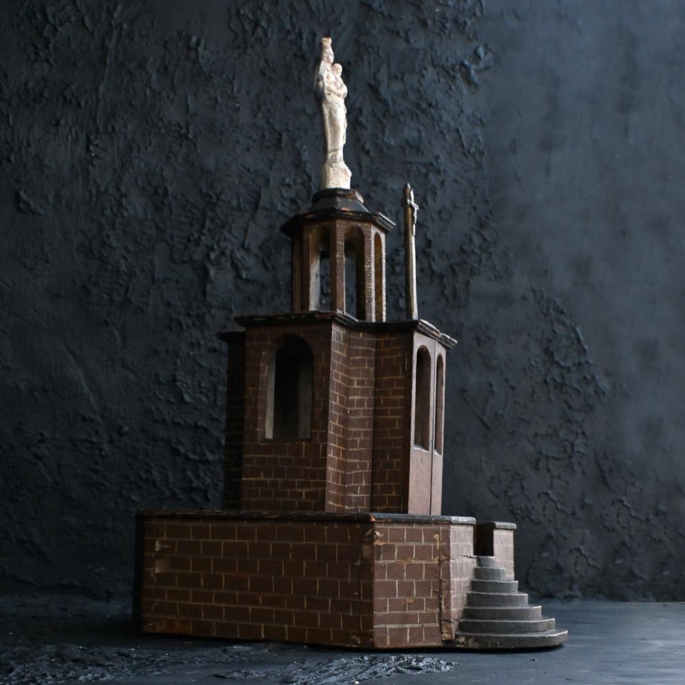 Modèle de chapelle/meument inhabituel d'art populaire du 19ème siècle État moyen - En vente à London, GB