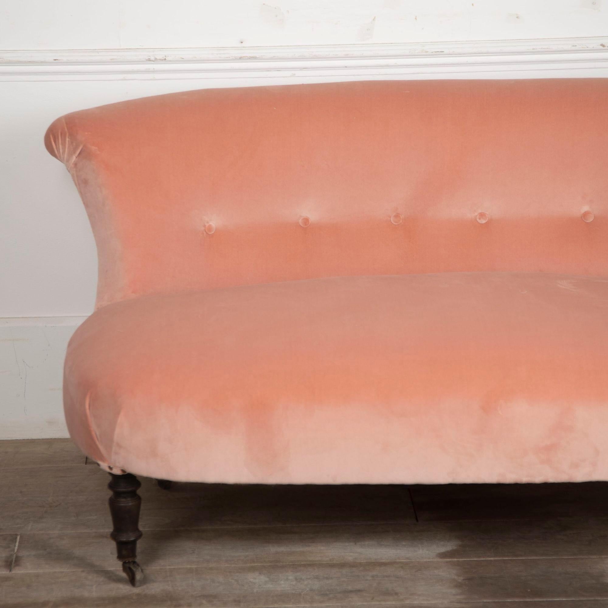 Chaise longue française du 19ème siècle recouverte de velours rose.
En bon état structurel pour son âge, avec un joli dos boutonné et un tissu contemporain. 
Parfait pour une chambre à coucher ou un petit coin.