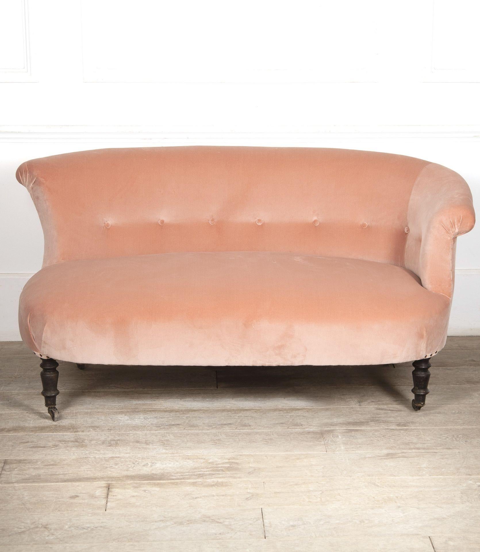 Chaise longue francesa del siglo XIX forrada de terciopelo rosa.
En buen estado estructural para su edad, con un bonito respaldo de botones y tejido contemporáneo en toda la pieza. 
Perfecto para un dormitorio o un rincón.